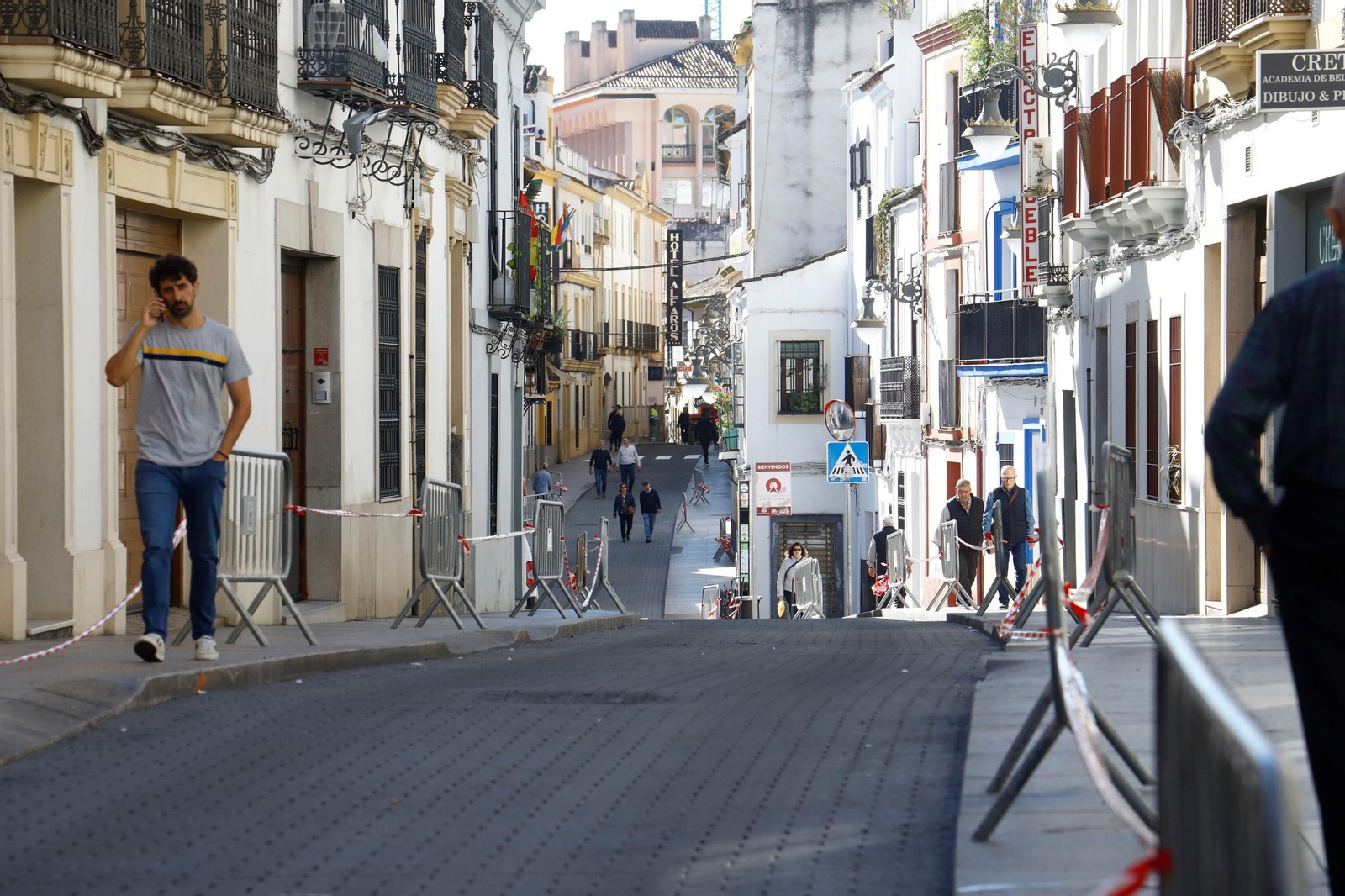 La reapertura al tráfico del primer tramo de la calle Alfaros, en imágenes