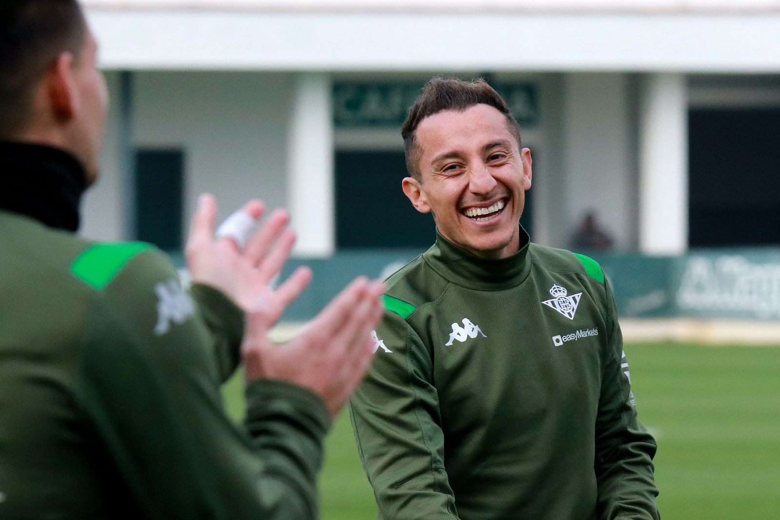 Guardado, sonriente durante una sesión de entrenamiento.