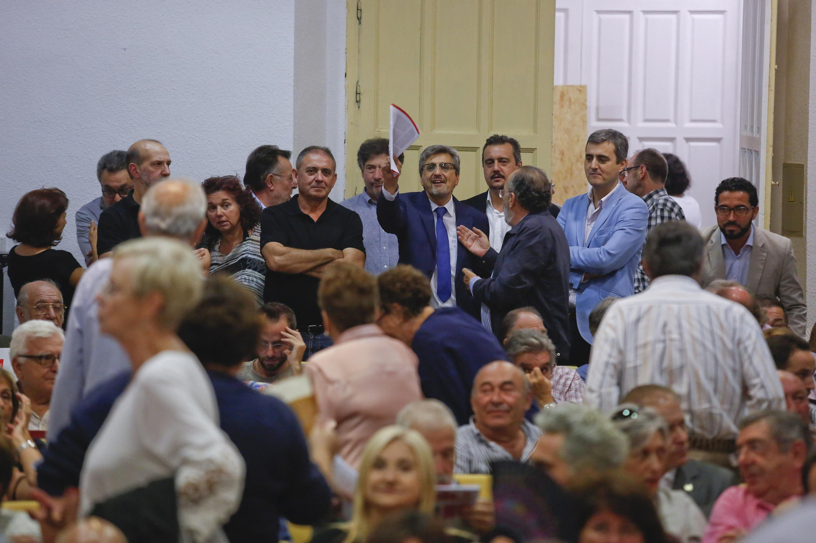 Aguilar, en el centro con una carpeta, en una reunión del PSOE