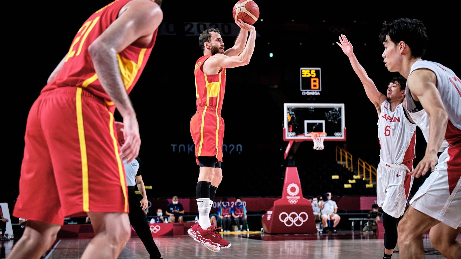 Sergio Rodríguez lanza a canasta.