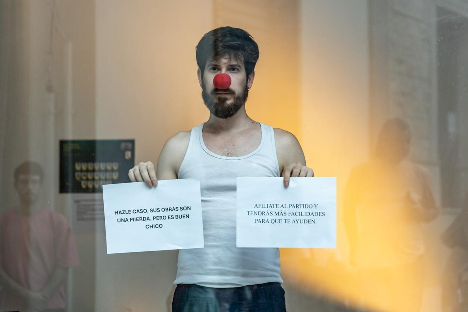 El escaparate que denunció la precariedad cultural: así fue la protesta artística de Manuel Sutil