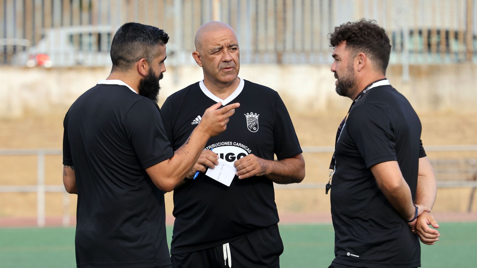 Paco Peña charla con Juan Pedro Ramos y el delegado Alan Romero durante un entrenamiento.