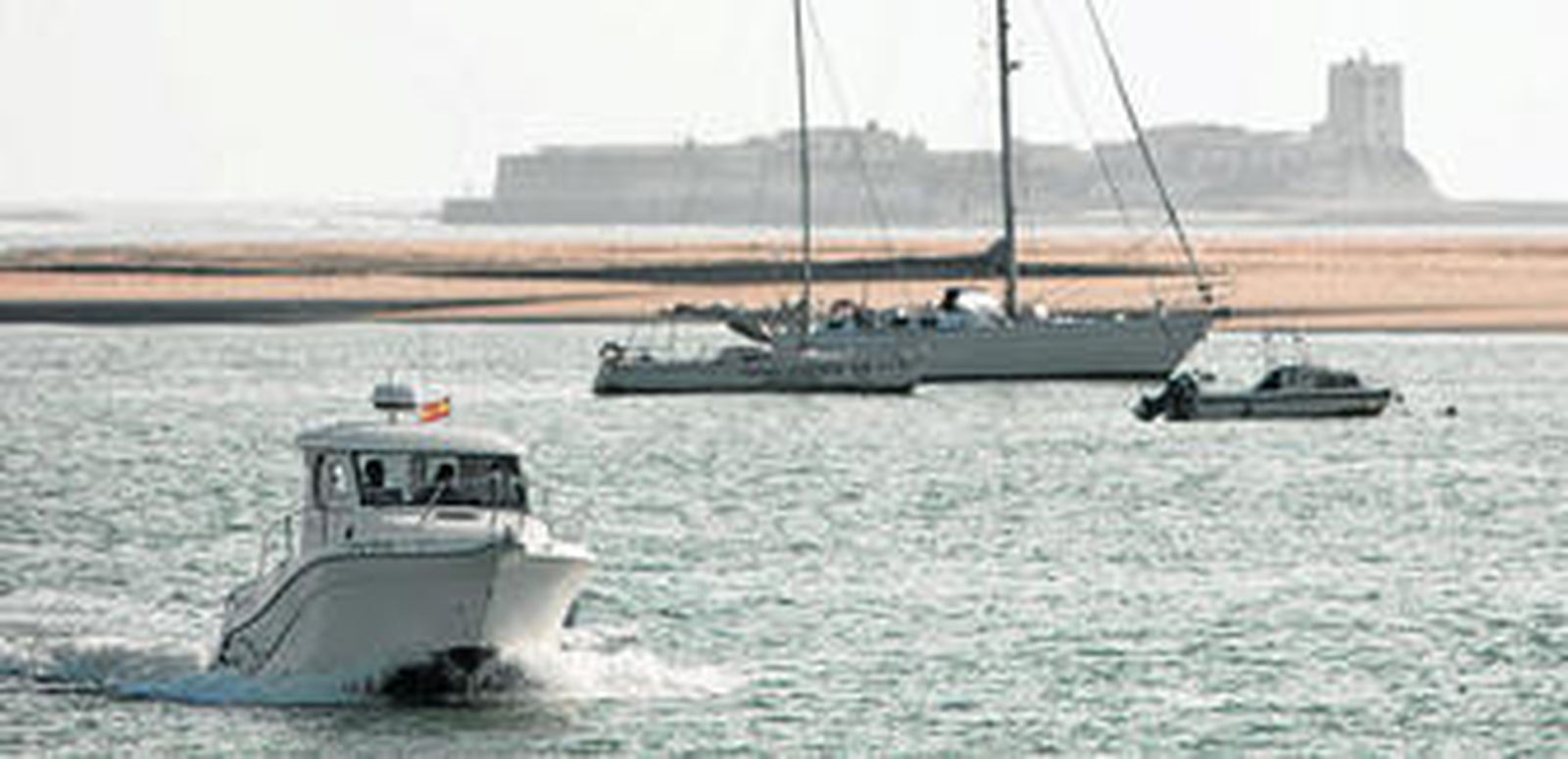 El Castillo de Sancti Petri, ayer, fotografiado desde Chiclana, con la Punta del Boquerón al fondo.