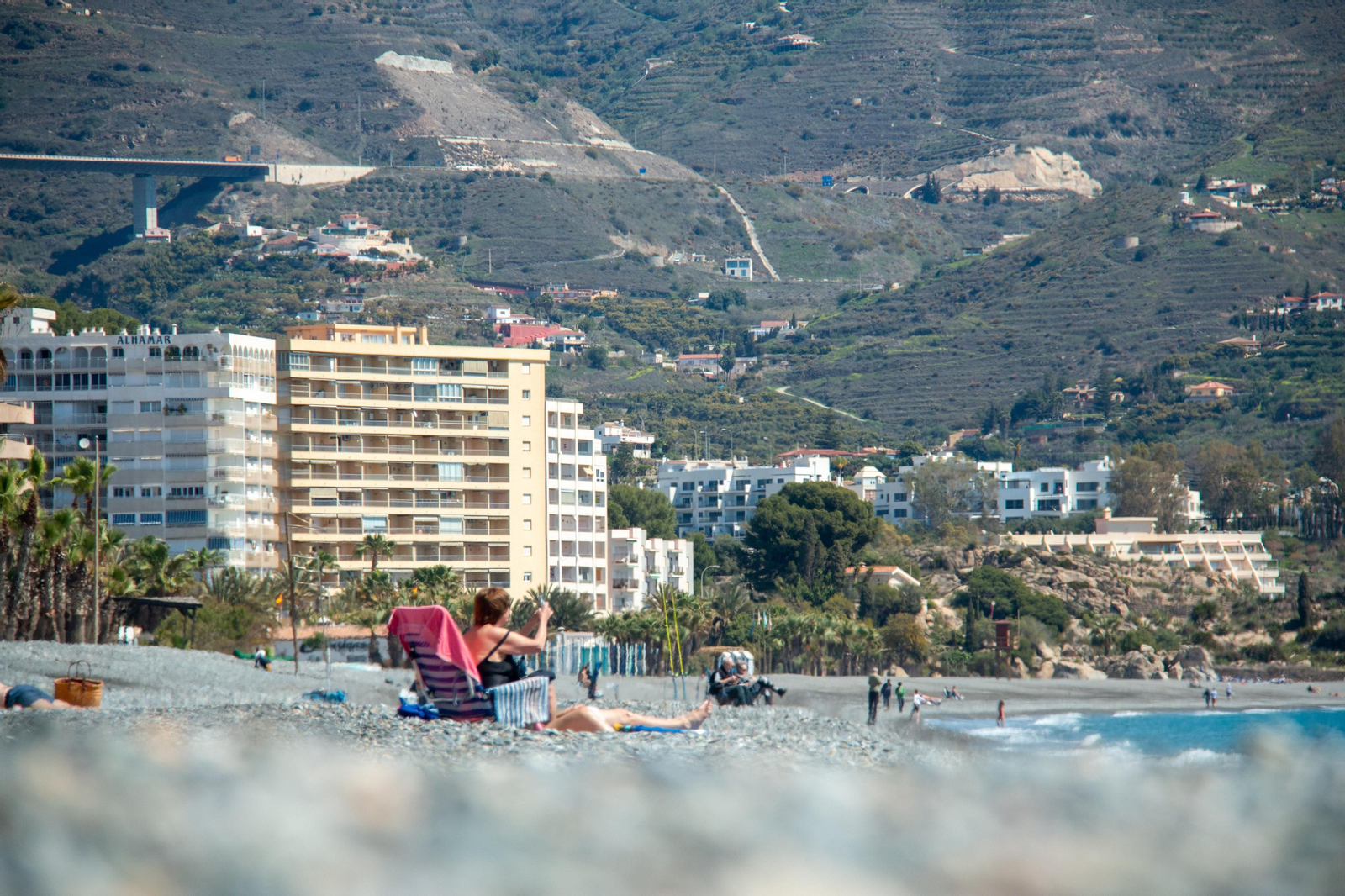La Costa prepara sus playas para la Semana Santa