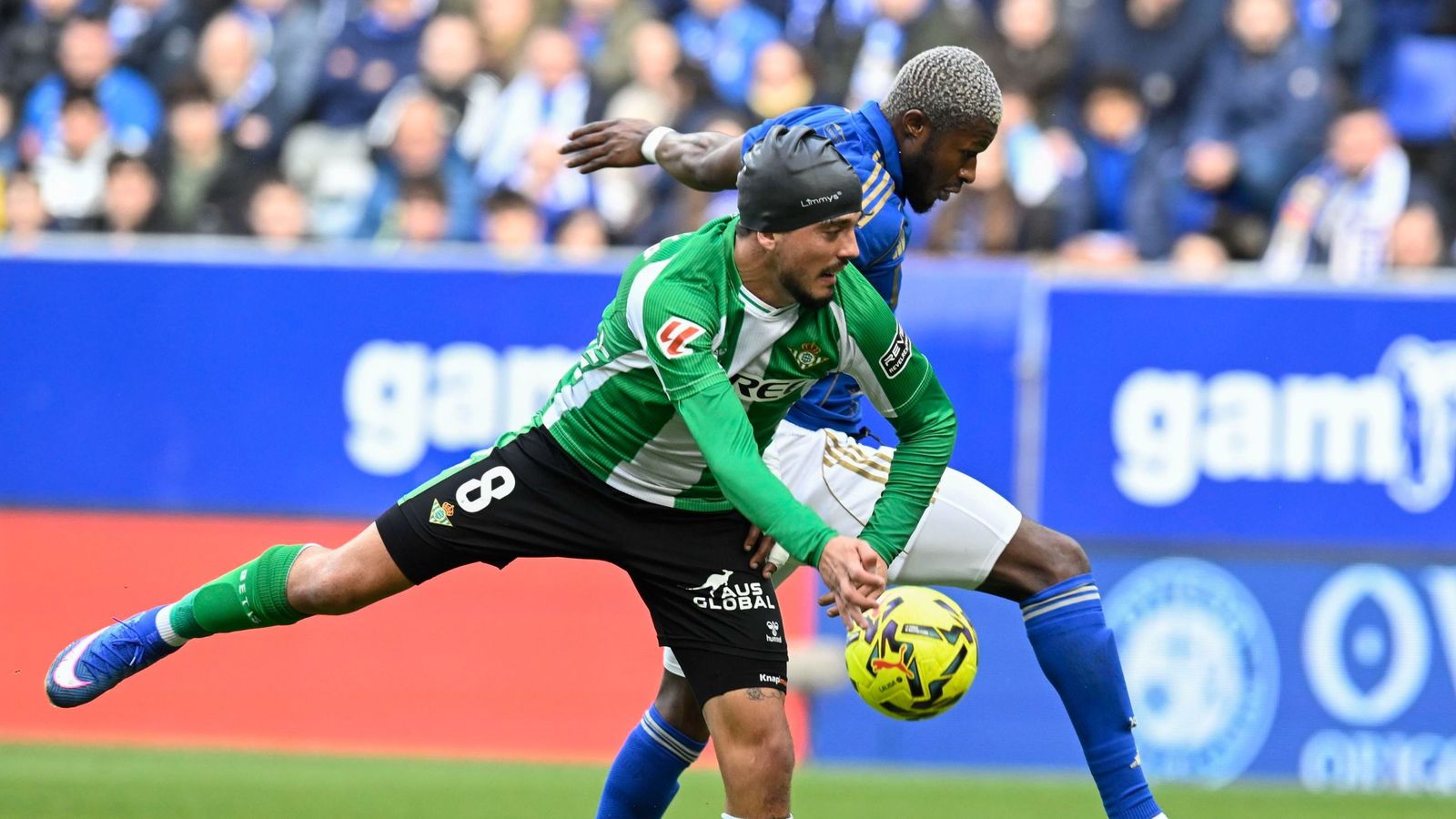 Fornals pugna con un rival.