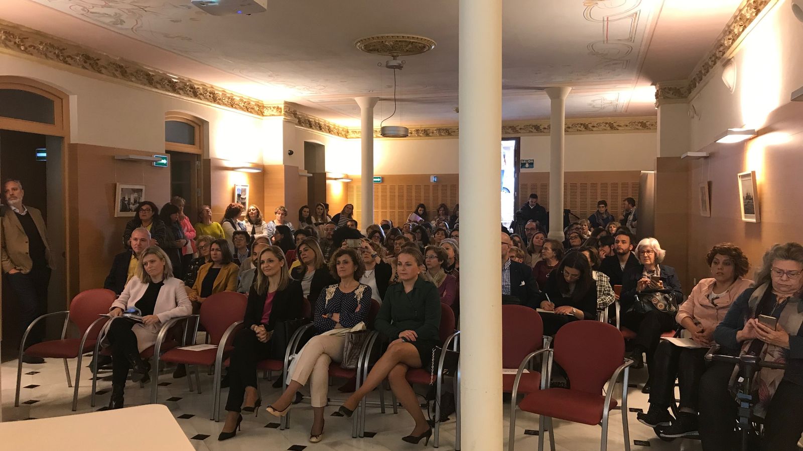 La delegada del Gobierno de la Junta en Almería durante el encuentro con colectivos de personas con discapacidad