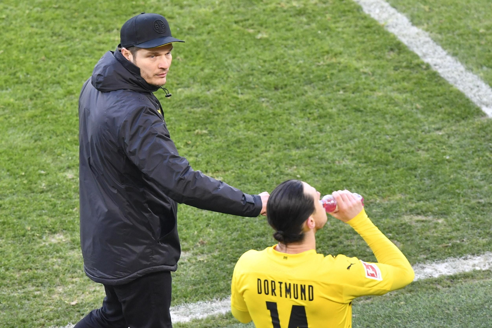 Edin Terzic le hace una indicación a Schulz en el Dortmund-Hoffenheim.