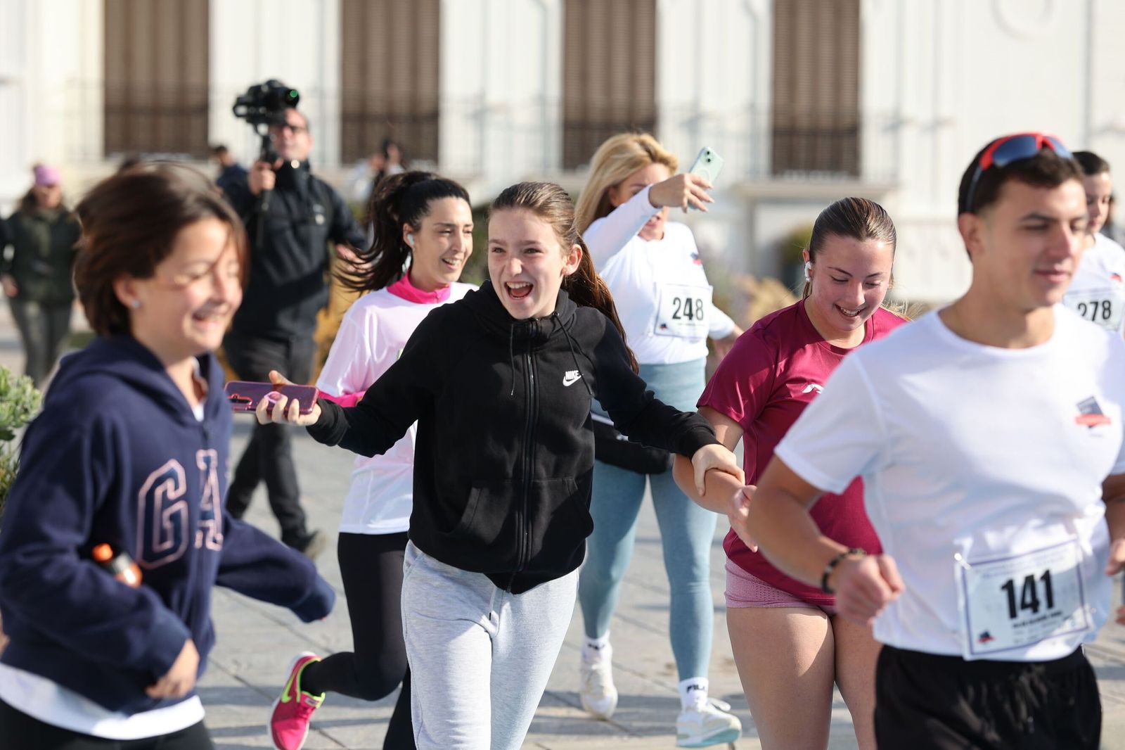 La Carrera Solidaria por el Día de la Mujer McArthurGlen, en fotos
