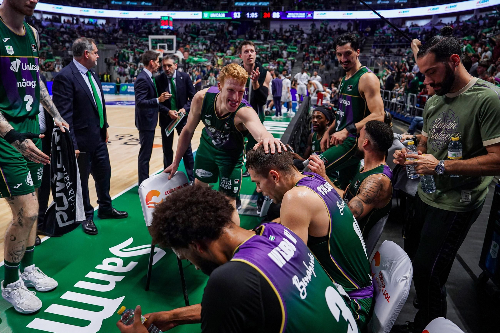 El Unicaja, en un tiempo muerto ante Burgos.