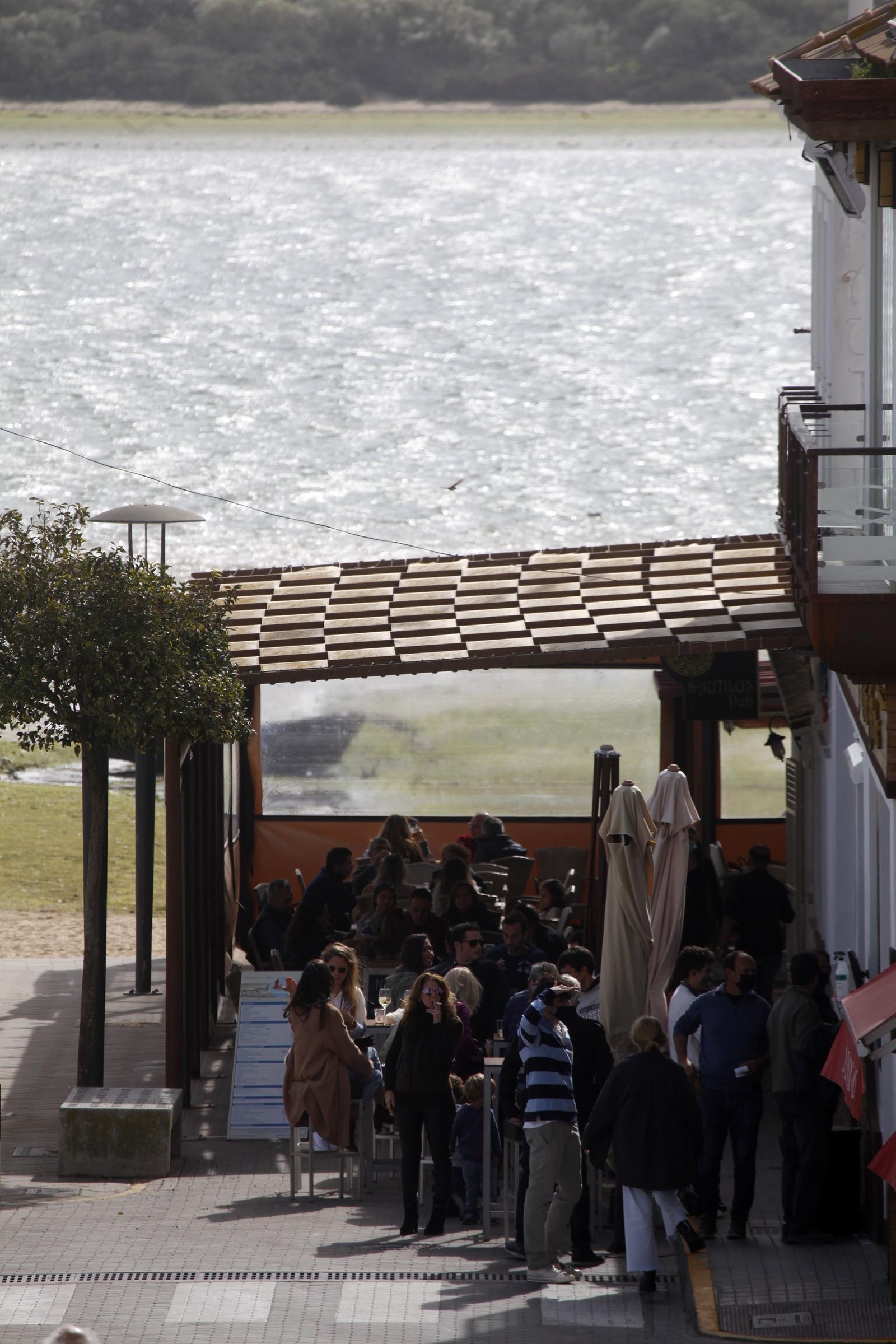 Ambiente en las terrazas de El Rompido y Punta Umbría durante este sábado.