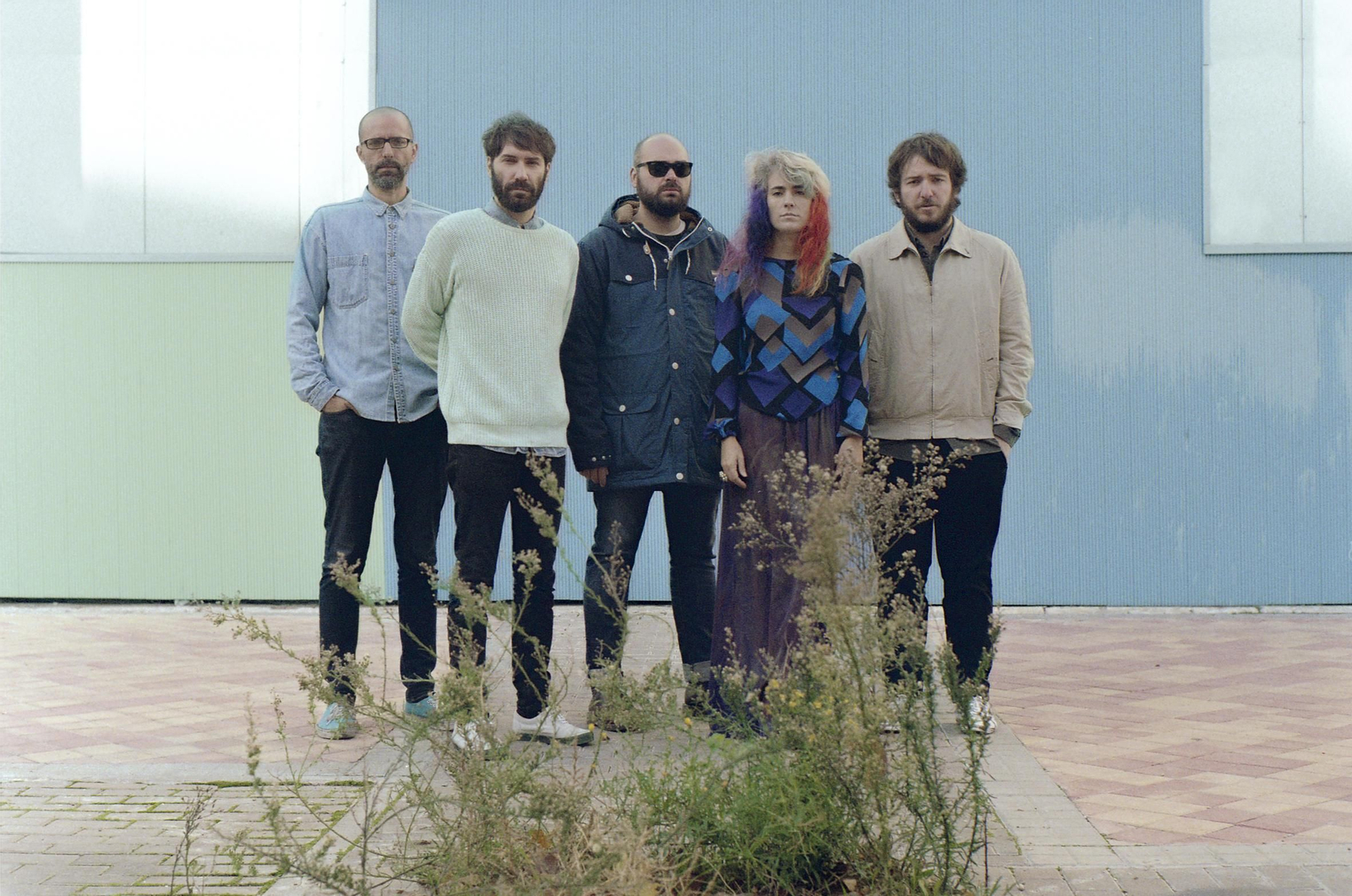 Chema (batería), Jorge (guitarra), Manu (guitarra), Ariadna (voz) y Luis (bajo) son Los Punsetes.