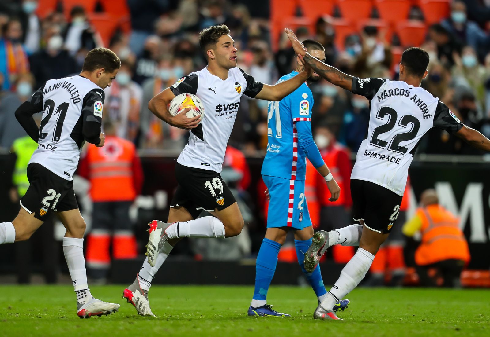 Hugo Duro corre hacia el centro del campo con el balón tras hacer el 2-3.