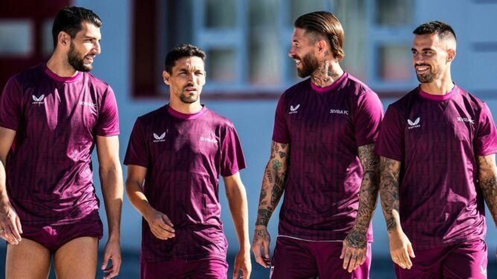 Jesús Navas se dirige al entrenamiento junto a Rafa Mir, Sergio Ramos y Suso.