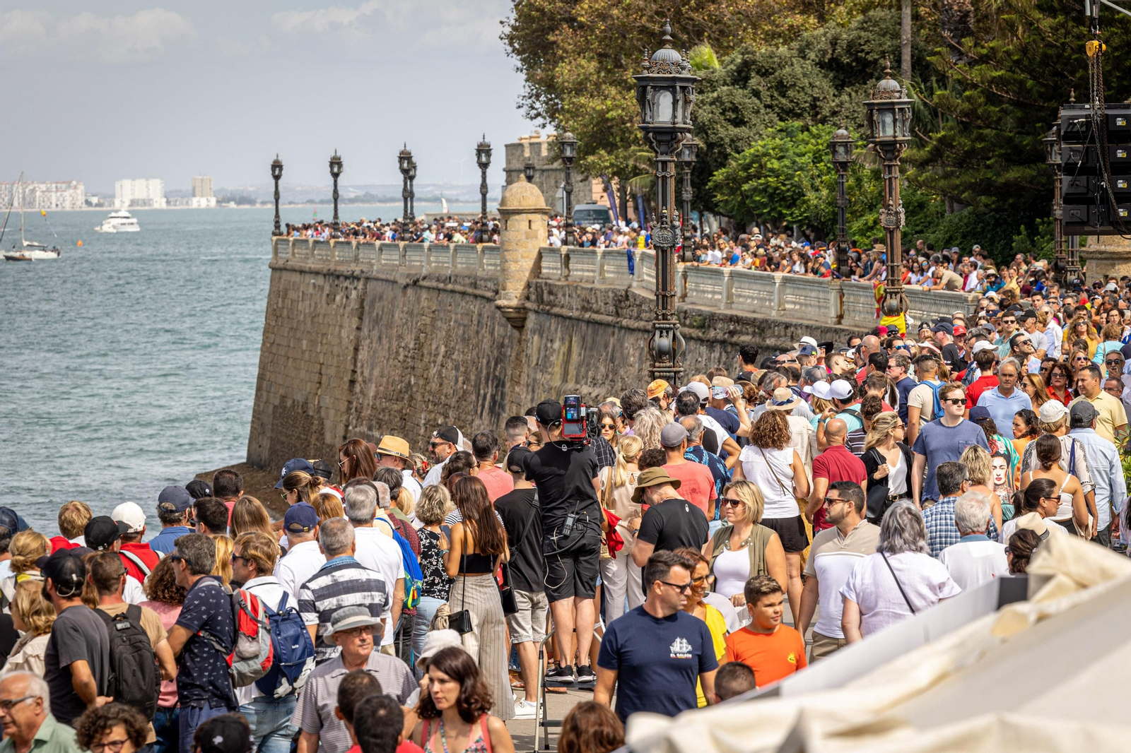 Búscate en SailGP Cádiz: La ciudad disfruta del ambiente del domingo con las actividades, las carreras y los bares
