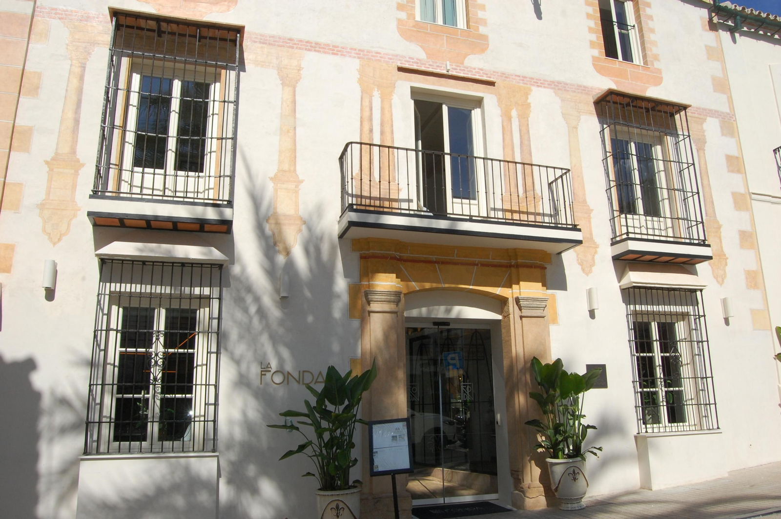 La fachada principal del hotel La Fonda de Marbella.