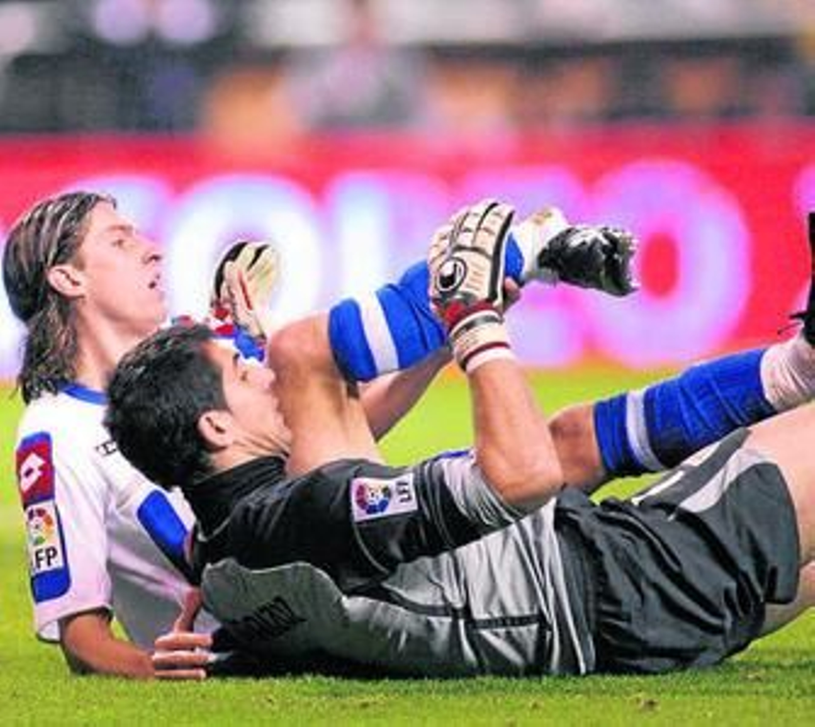 Filipe Luis, junto a Iraizoz, en la jugada de su lesión.