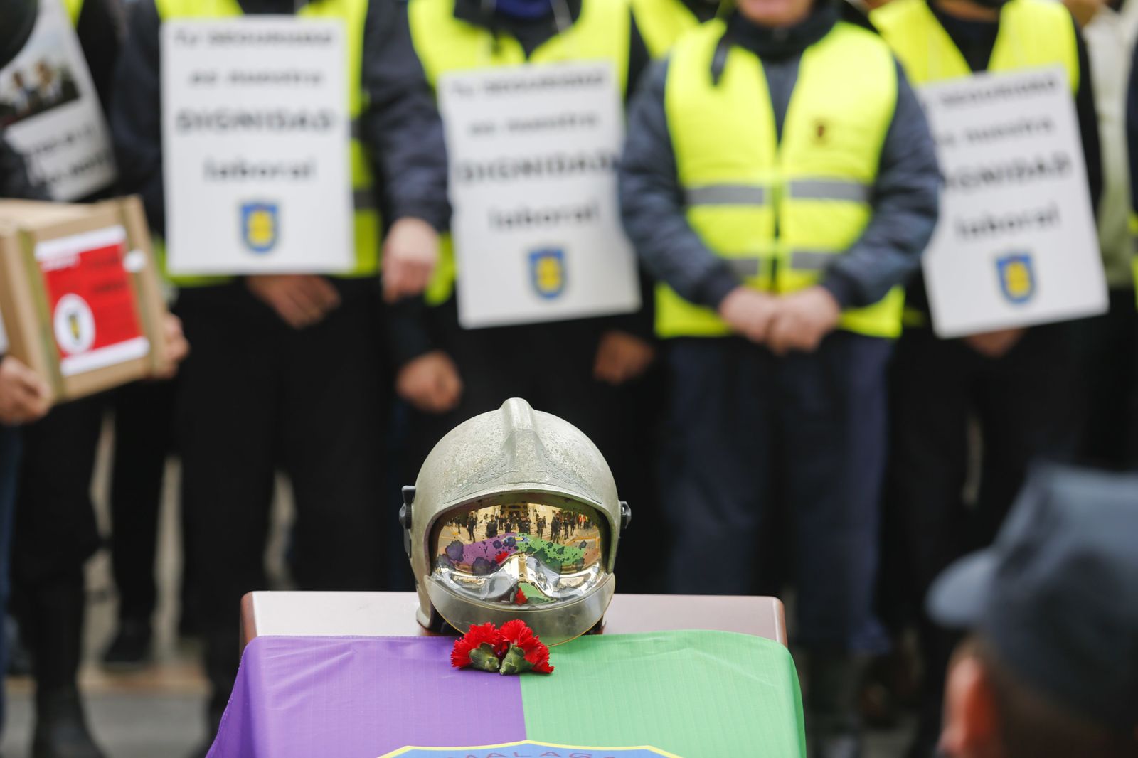 Las imágenes de la 'marcha fúnebre' de los bomberos en Málaga