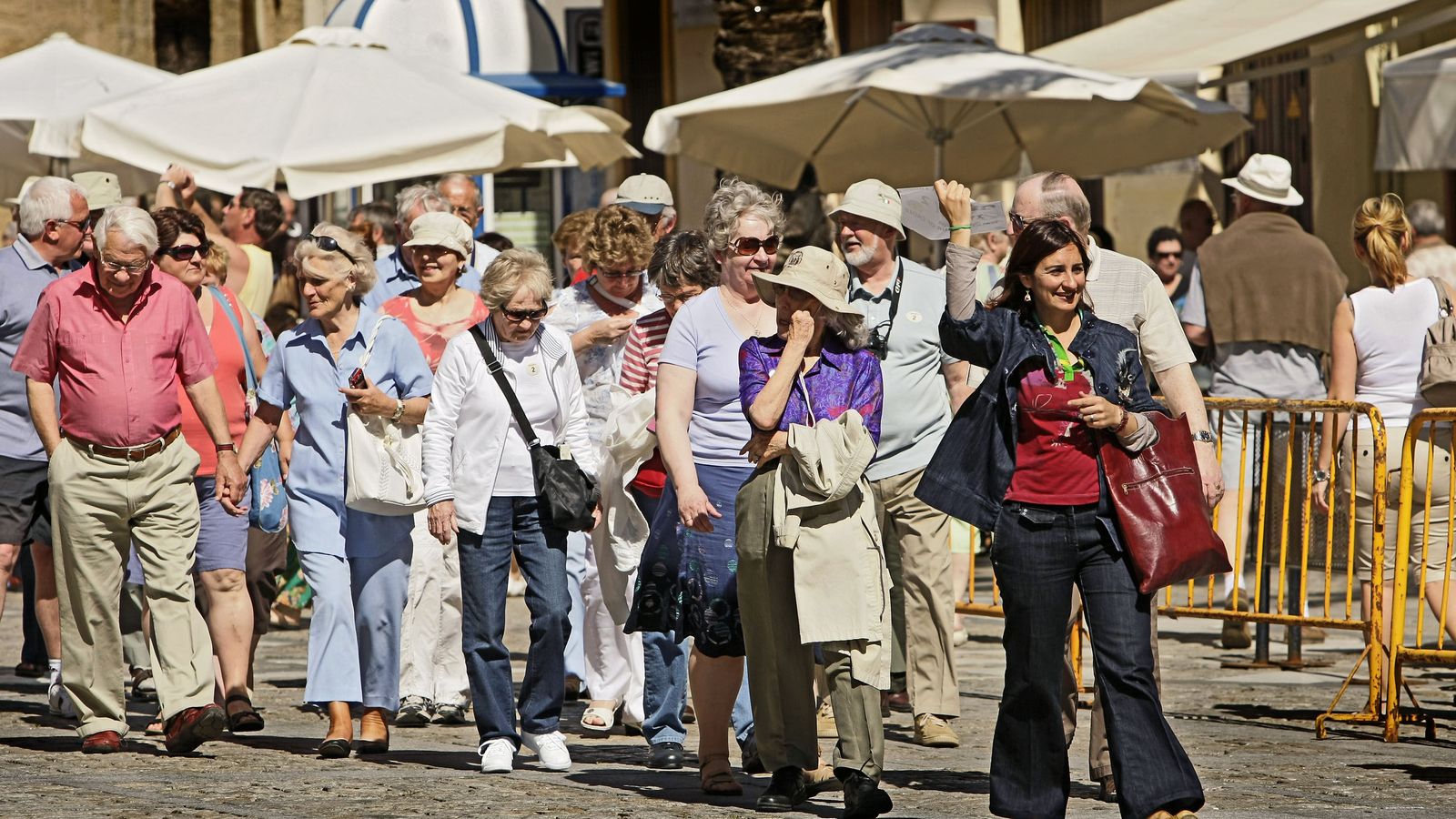 Un grupo de turistas, con su guía al frente, recorre las calles de Cádiz