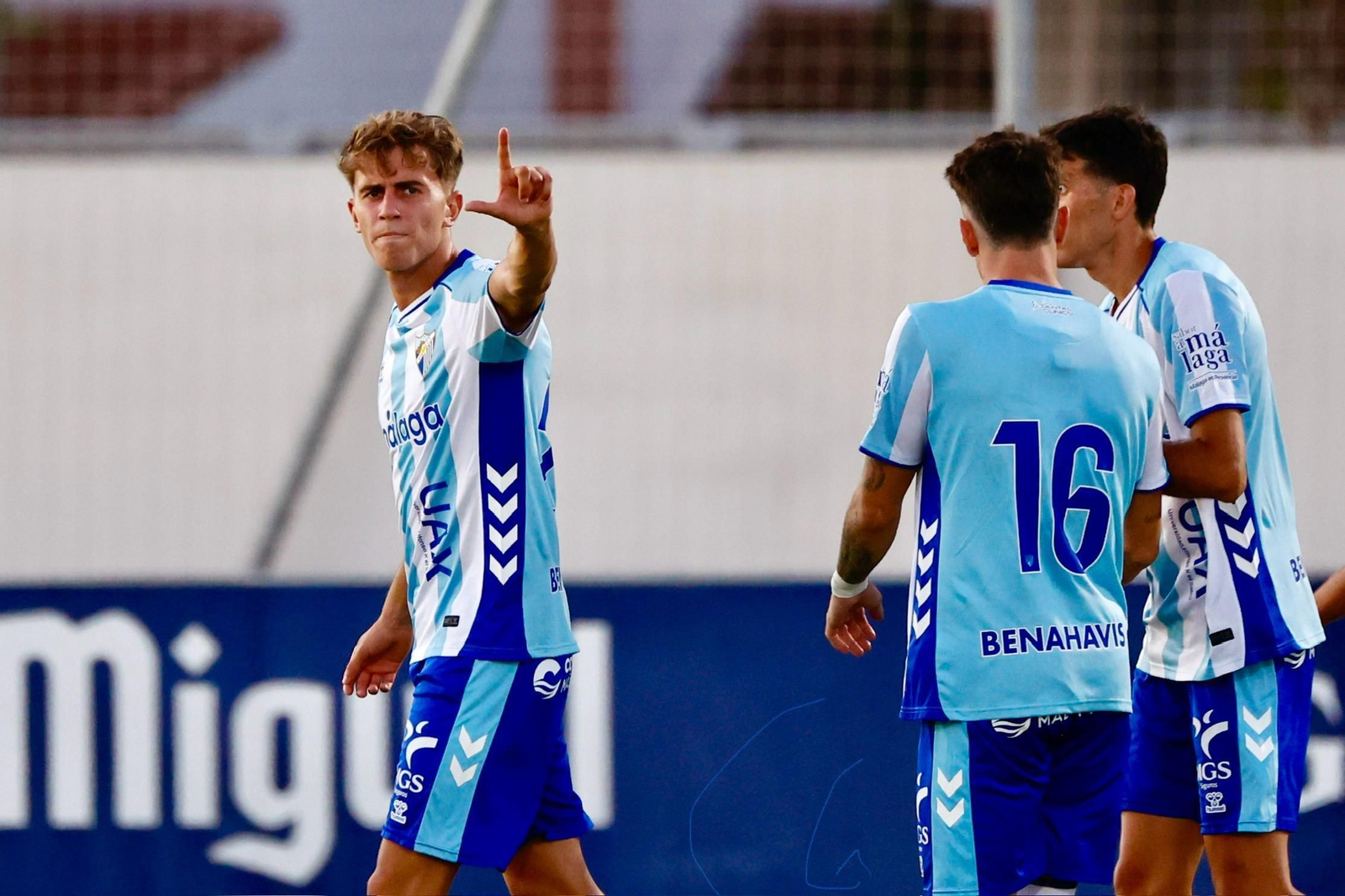 Adrián Niño celebra uno de los goles en su debut con el Málaga CF