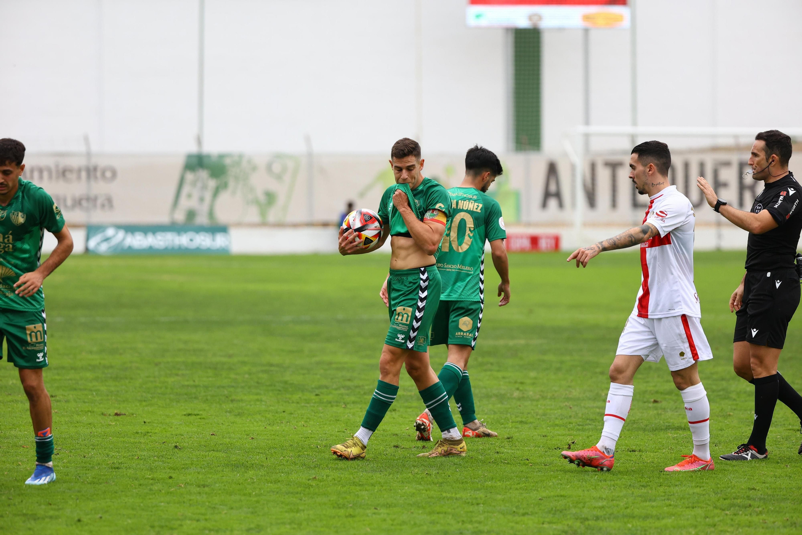 Jugadores del Antequera durante el partido de Copa