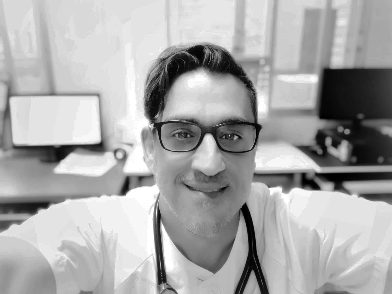 El médico del Hospital de Riotinto, Pedro Sosa, se fotografía.