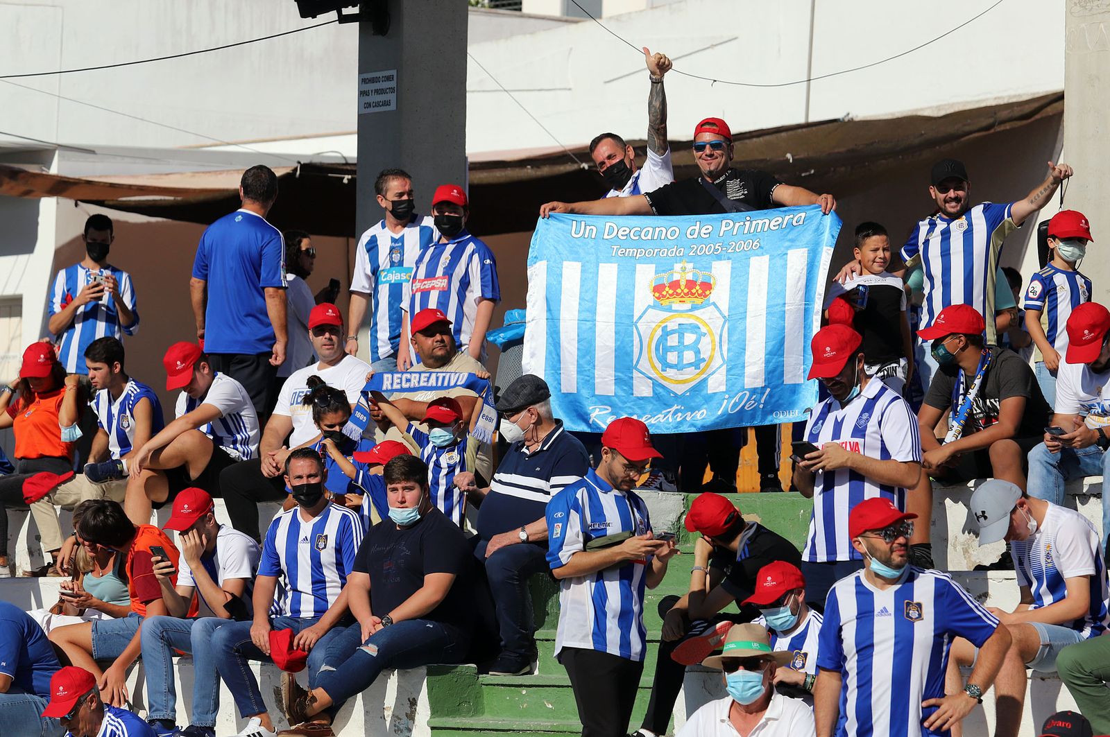 Imágenes de la afición más fiel del Recre en su visita al campo del Antoniano