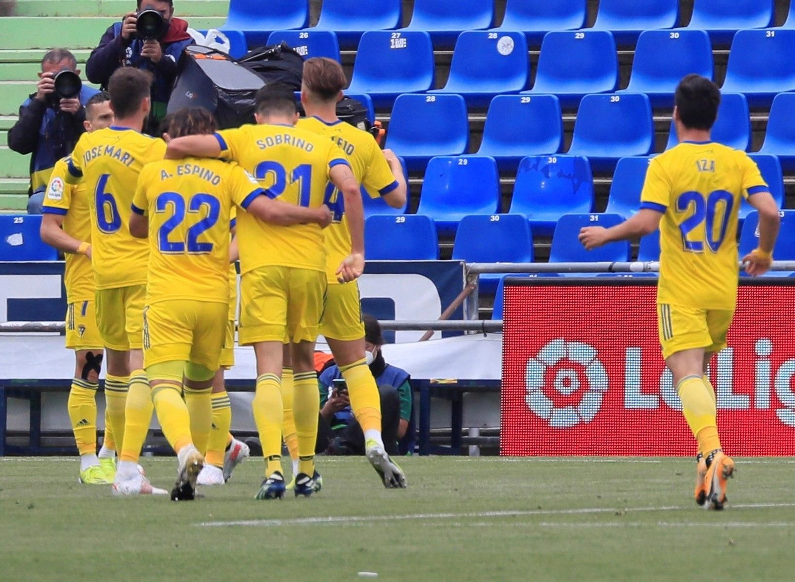 Los jugadores del Cádiz celebran el gol en Getafe. Los jugadores del Cádiz celebran el gol en Getafe.