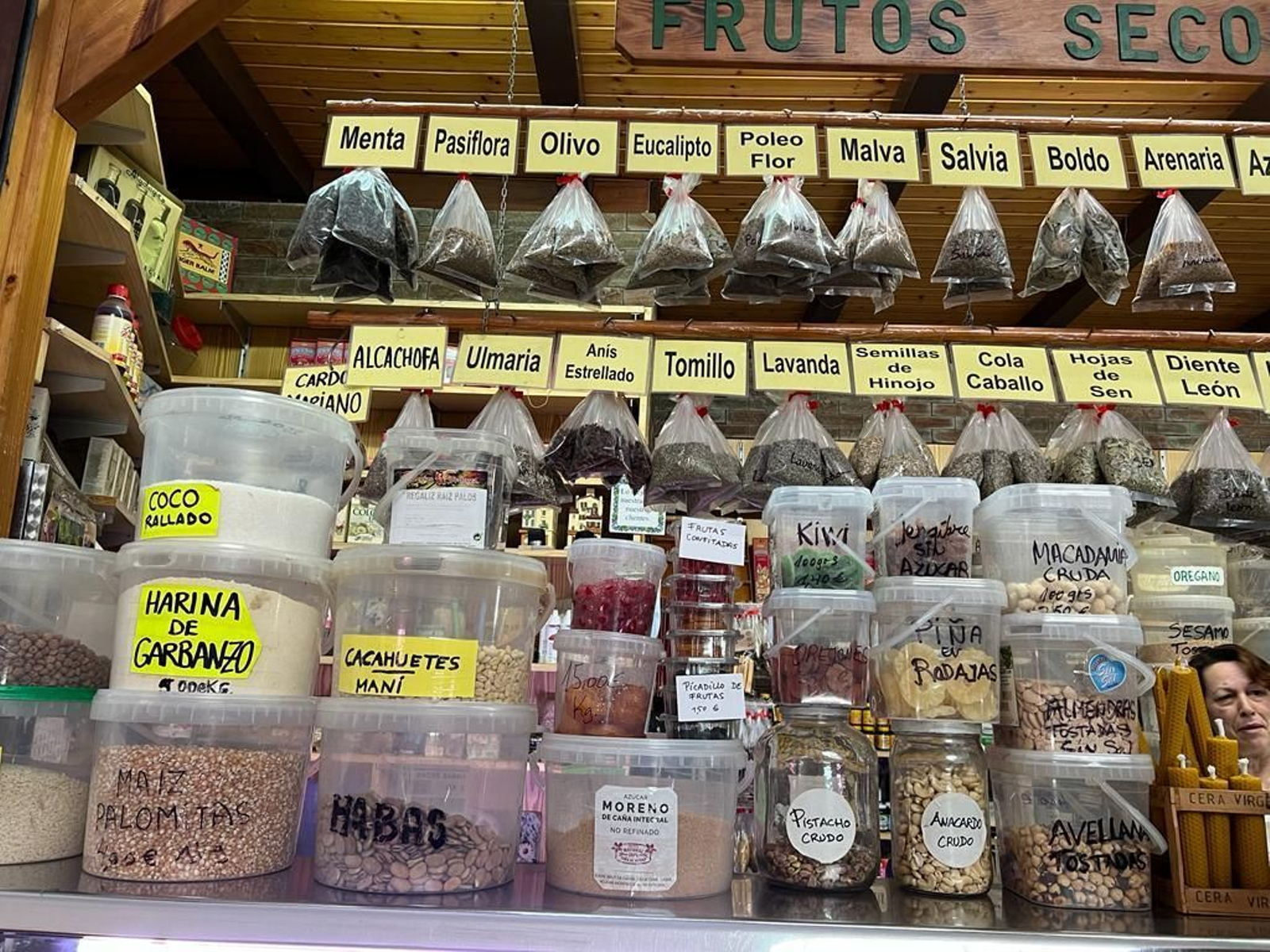 Una mañana de compras en el Mercado Ingeniero Torroja de Algeciras, en imágenes.