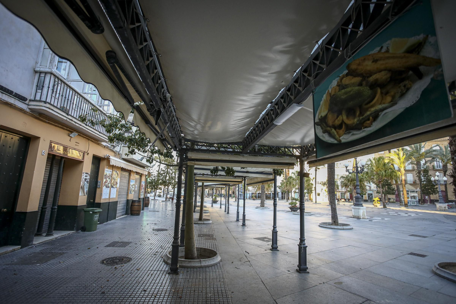 Imágenes del estado de alarma en Cádiz por el coronavirus durante la tarde del 16 de marzo