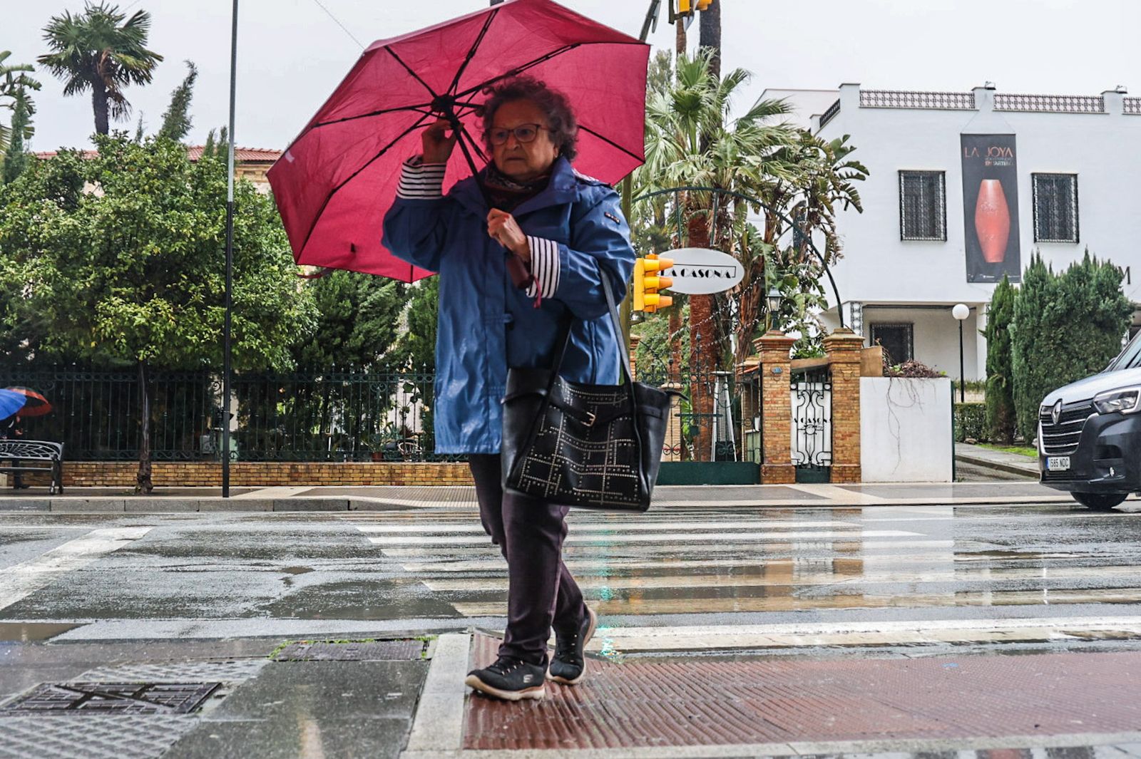 Fotografías de la mañana lluviosa en la capital