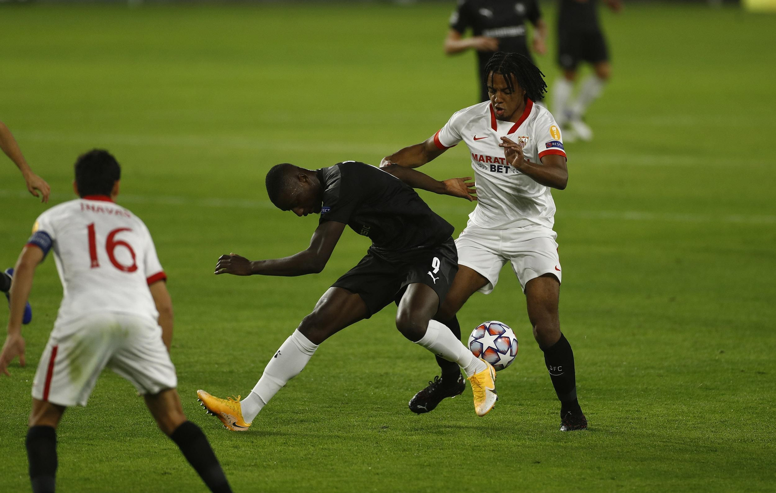 Koundé se impone al delantero Guirassy como durante todo el partido.
