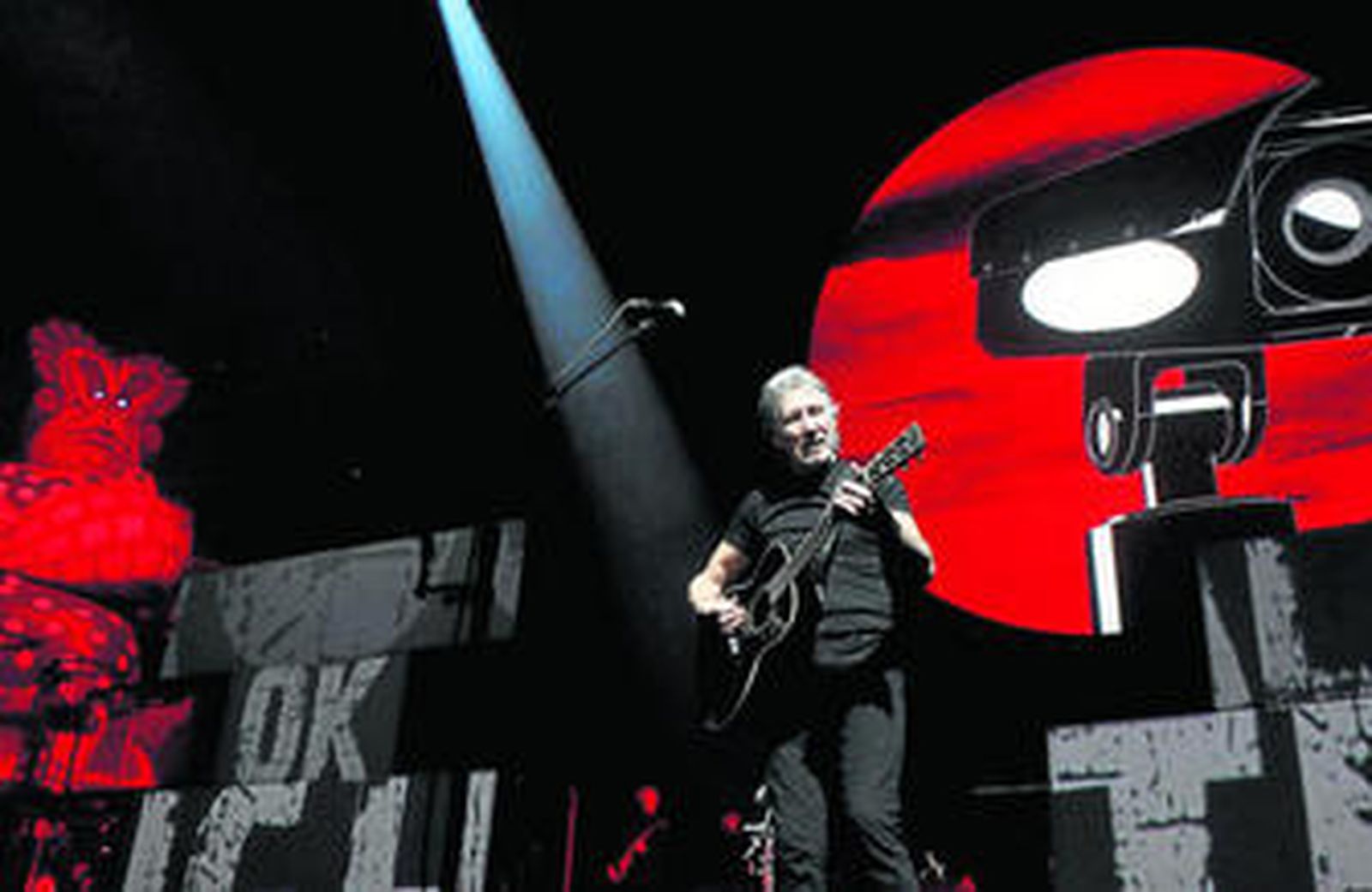 Roger Waters, con la guitarra acústica, el pasado viernes en el Palacio de los Deportes de Madrid.