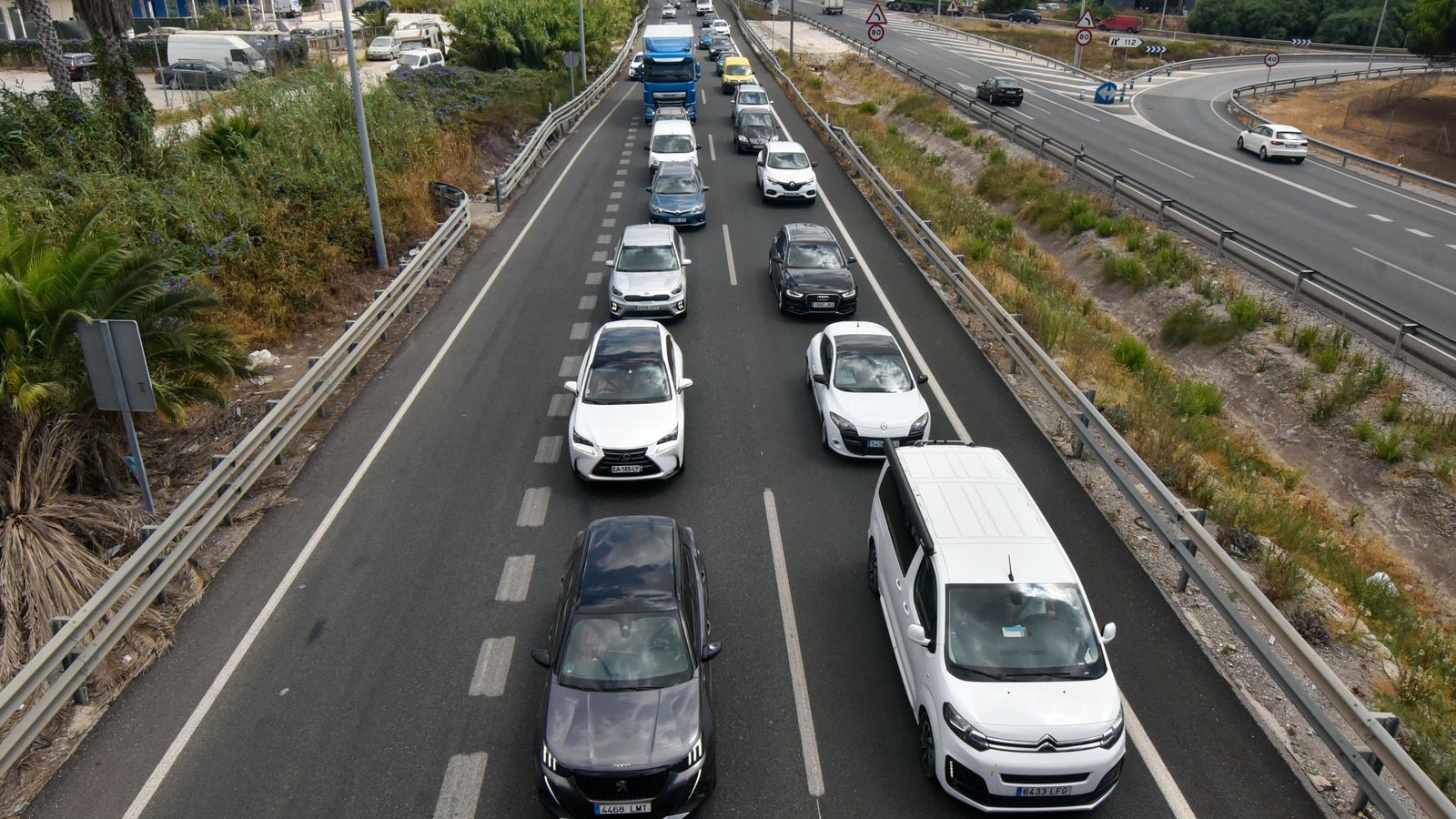 Hileras de coches atascados en el termino municipal de Los Barrios Hileras de coches atascados en el termino municipal de Los Barrios