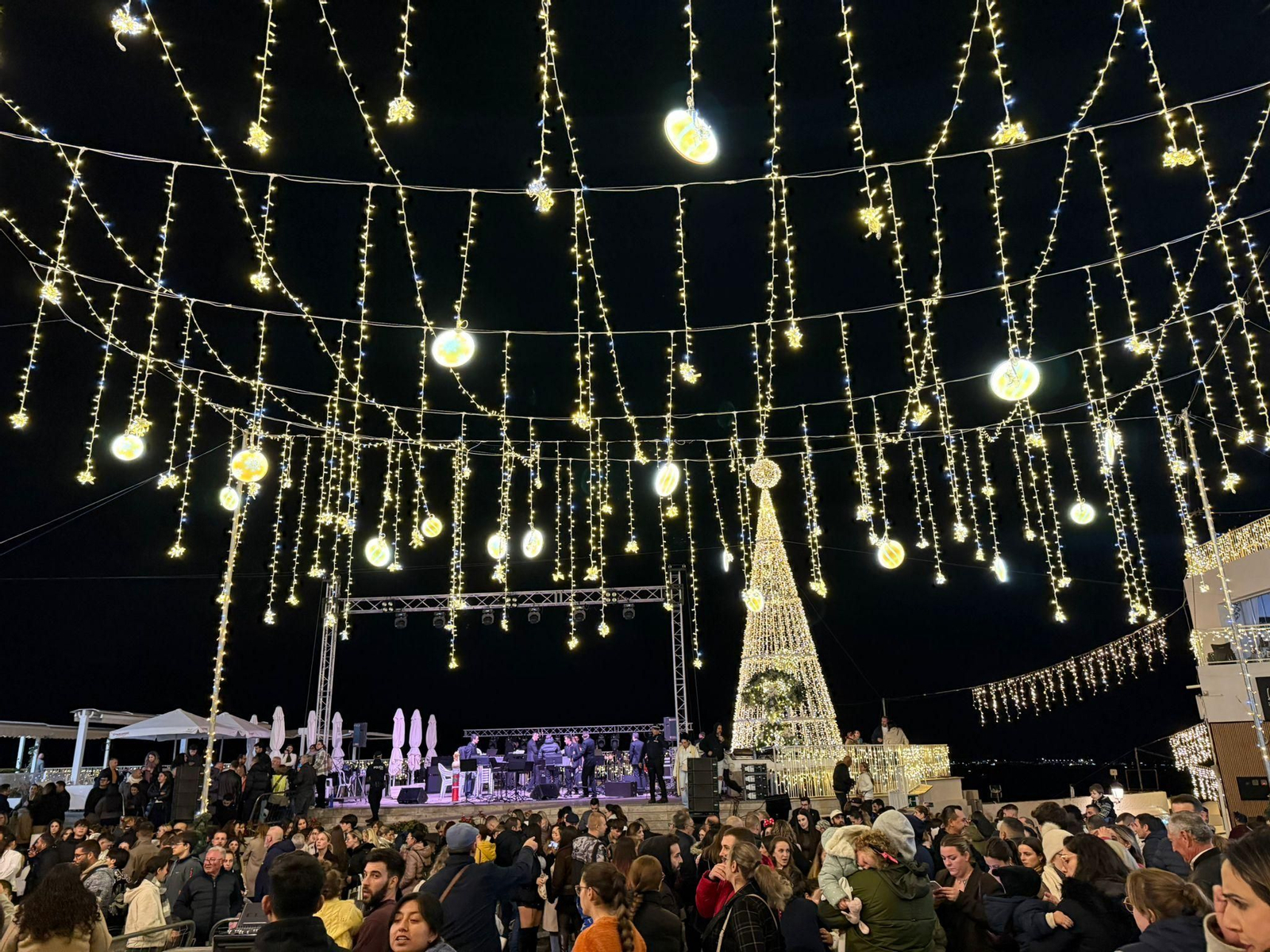 Y la Navidad llegó a Mojácar: así ha sido el espectacular encendido del alumbrado