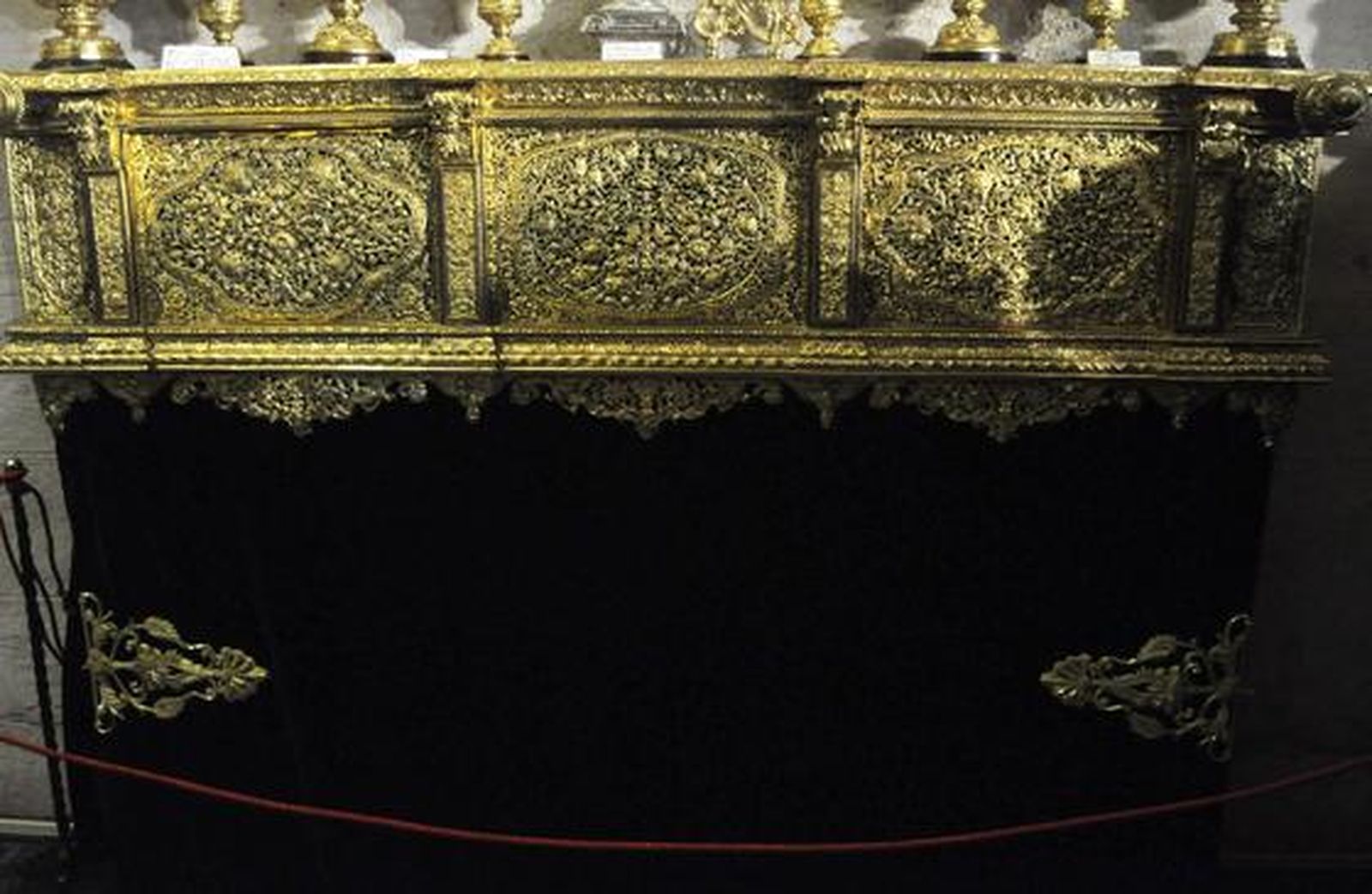 Restauración del manto de la Virgen de Loreto de San Isidoro