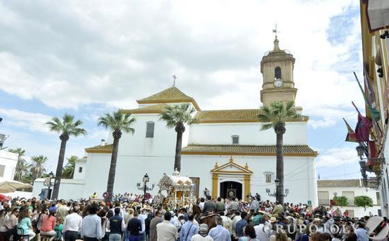 Mairena del Alcor sube la escalinata de la parroquia manriqueña.  Foto: Manuel Gómez