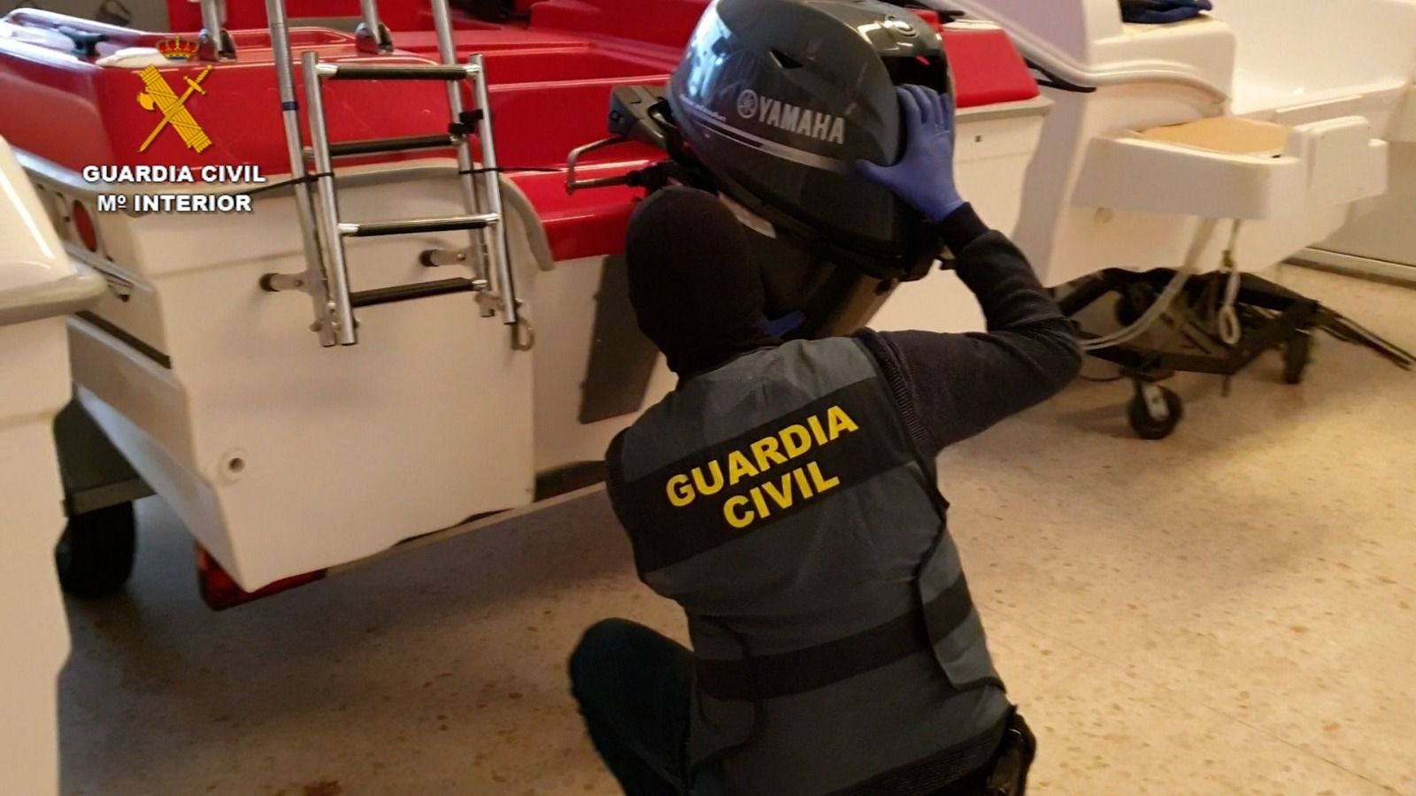 Un agente de la Guardia Civil precinta un motor intervenido.