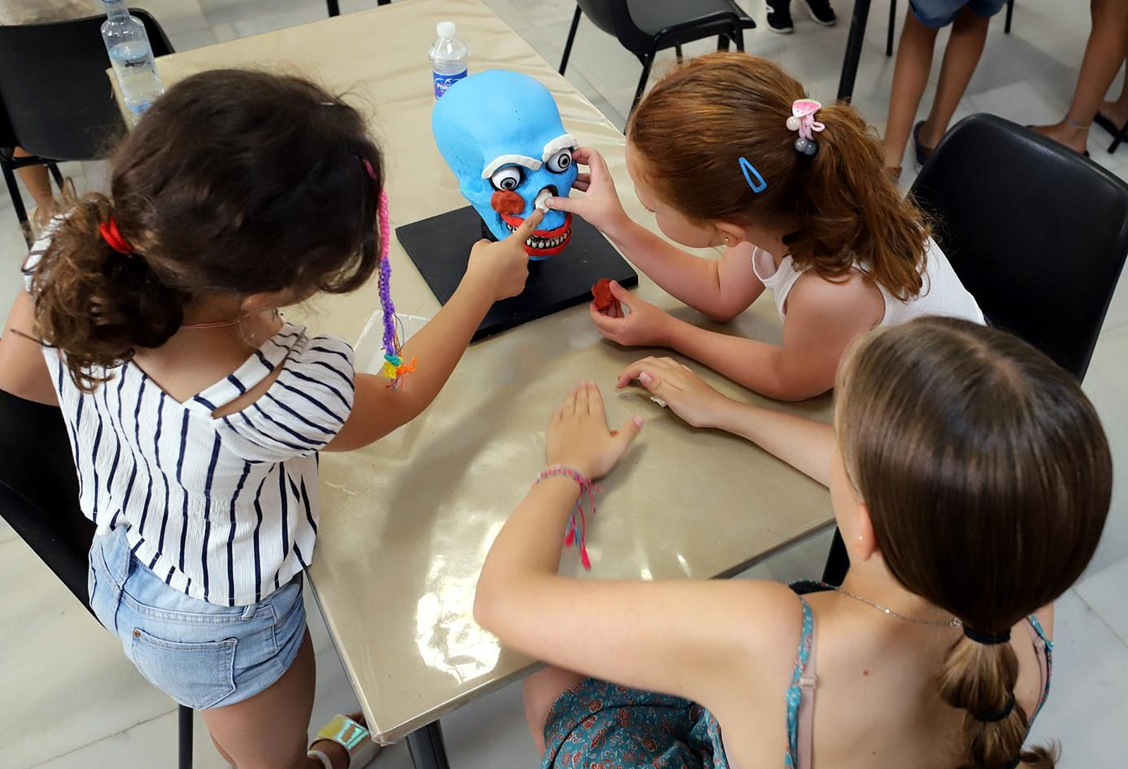 Niñas en un taller del Museo el pasado verano.