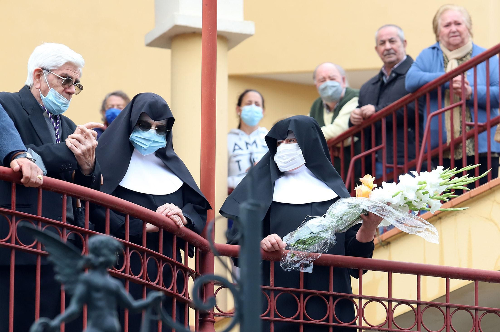Imágenes de la procesión del Cautivo  bajo la lluvia en Huelva