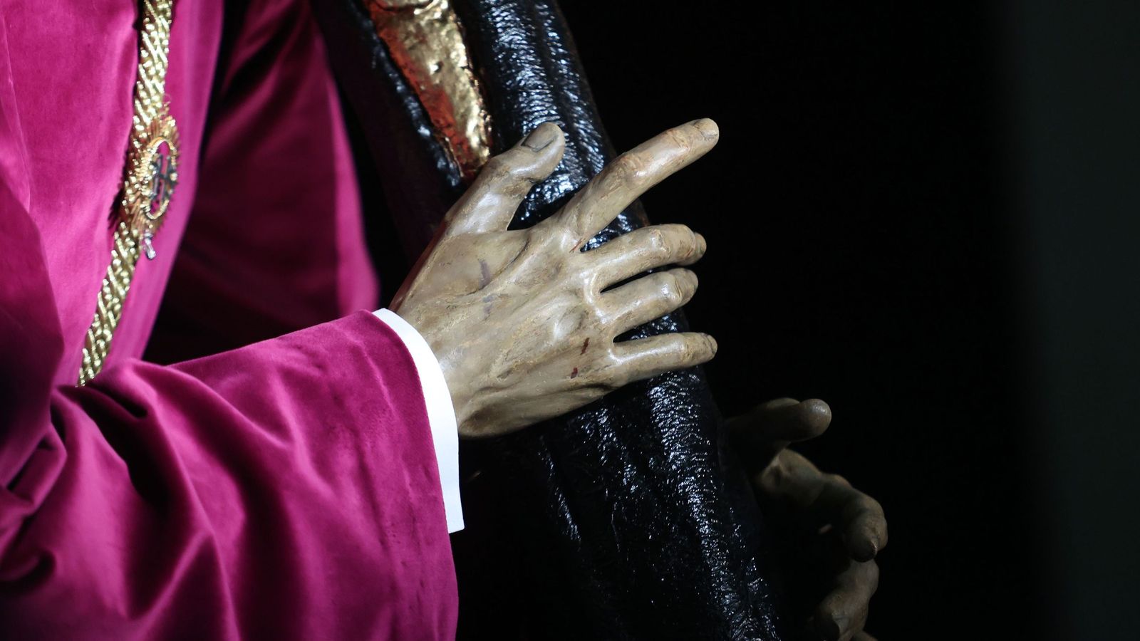 Las manos del Nazareno de la Hermandad de las Cinco Llagas.