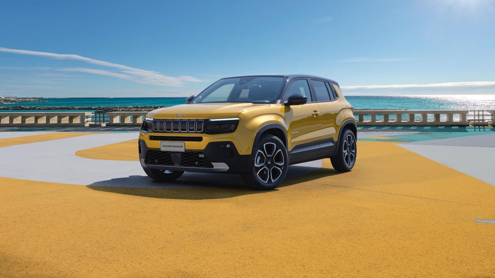 Los precios del Avenger de gasolina está entre los 21.800 y 25.300 euros, por el abanico de entre 36.600 y 41.600 del eléctrico.