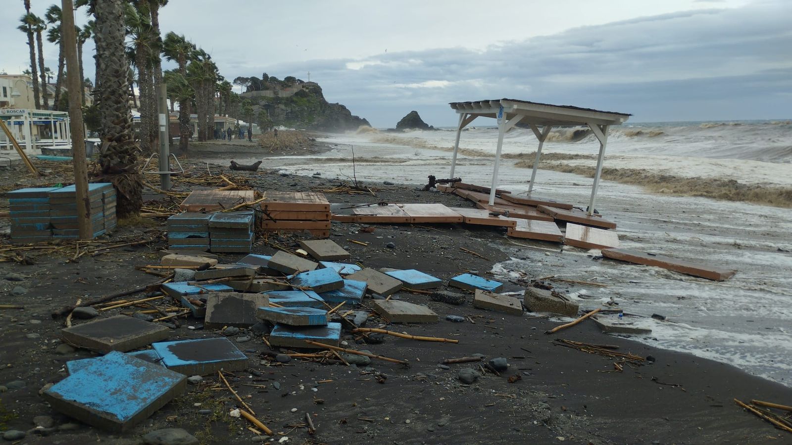 El temporal ha levantado numerosas pasarelas de playa