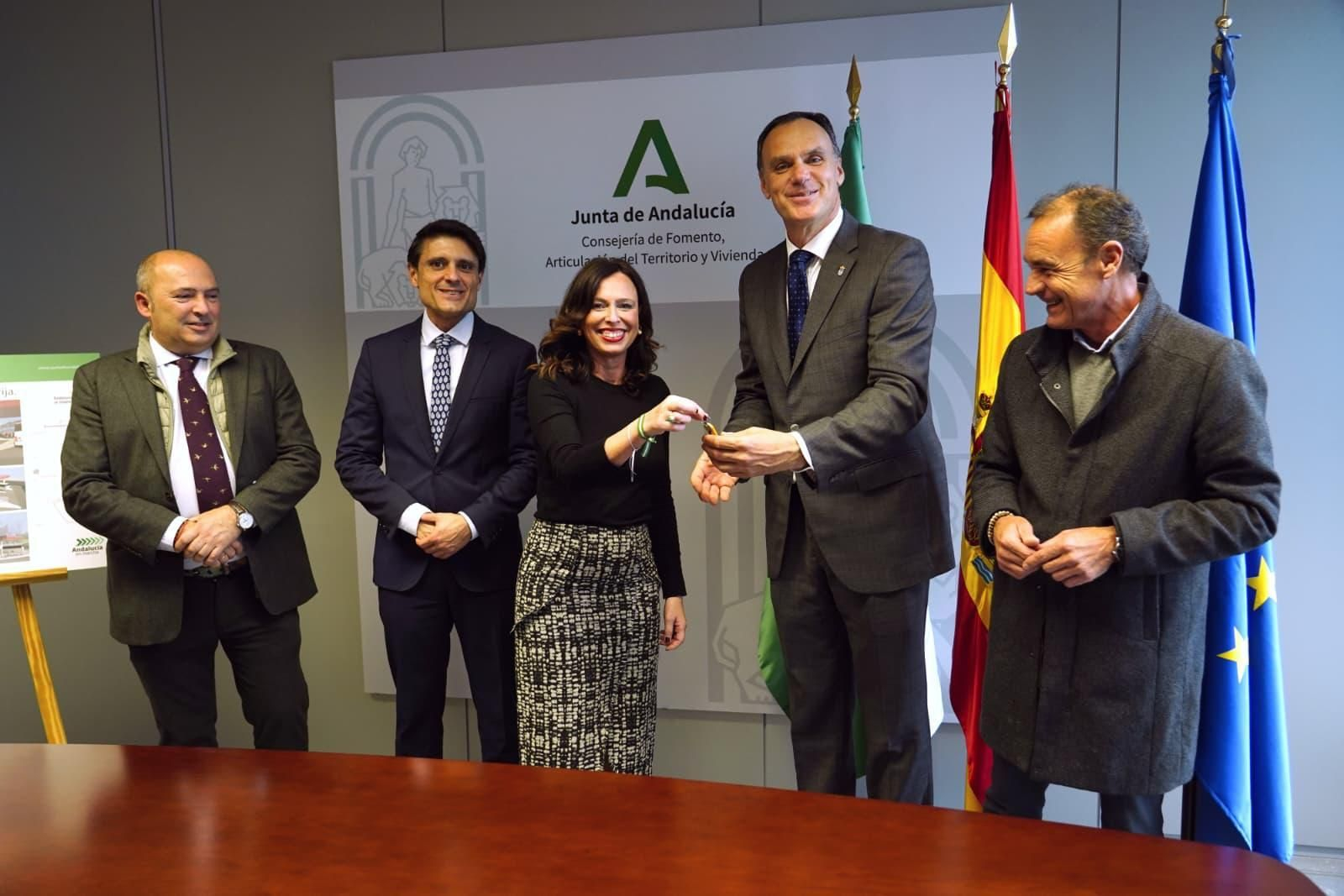 La consejera de Fomento entrega las llaves del nuevo intercambiador de Lebrija al Ayuntamiento de Lebrija.