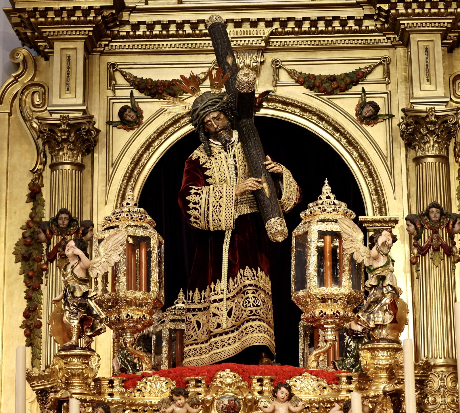 El Gran Poder ya está en su paso con la túnica persa