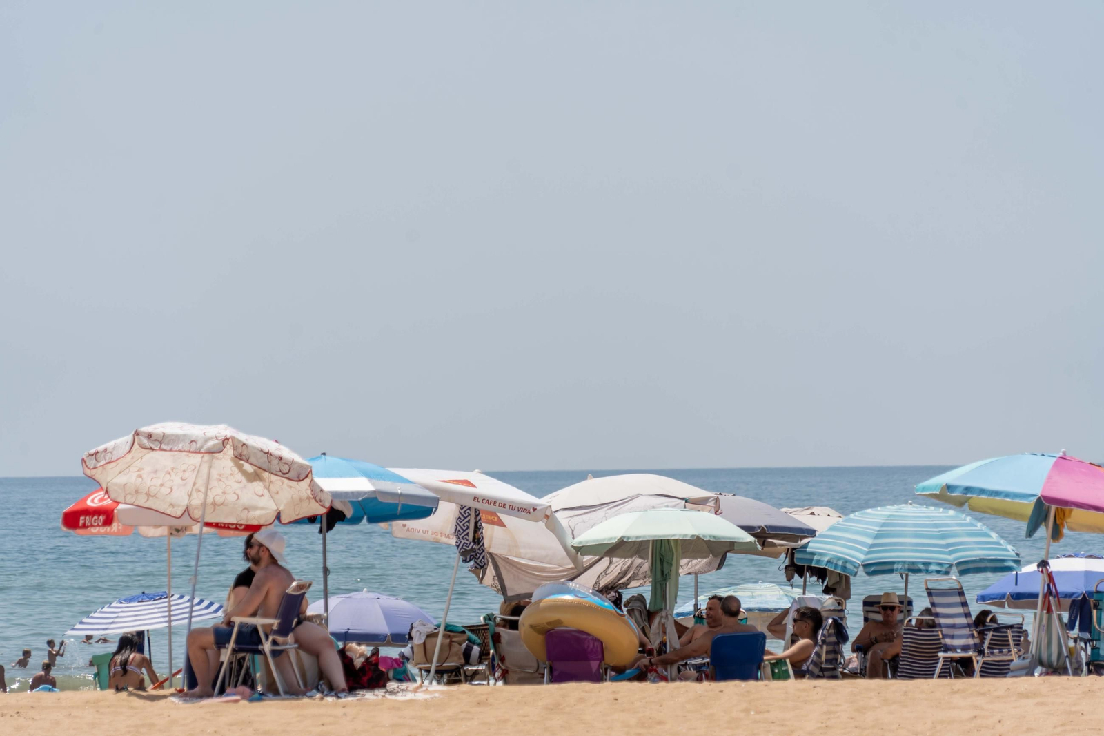 Imágenes de la mañana en las playas de Punta Umbría marcadas por la alerta roja
