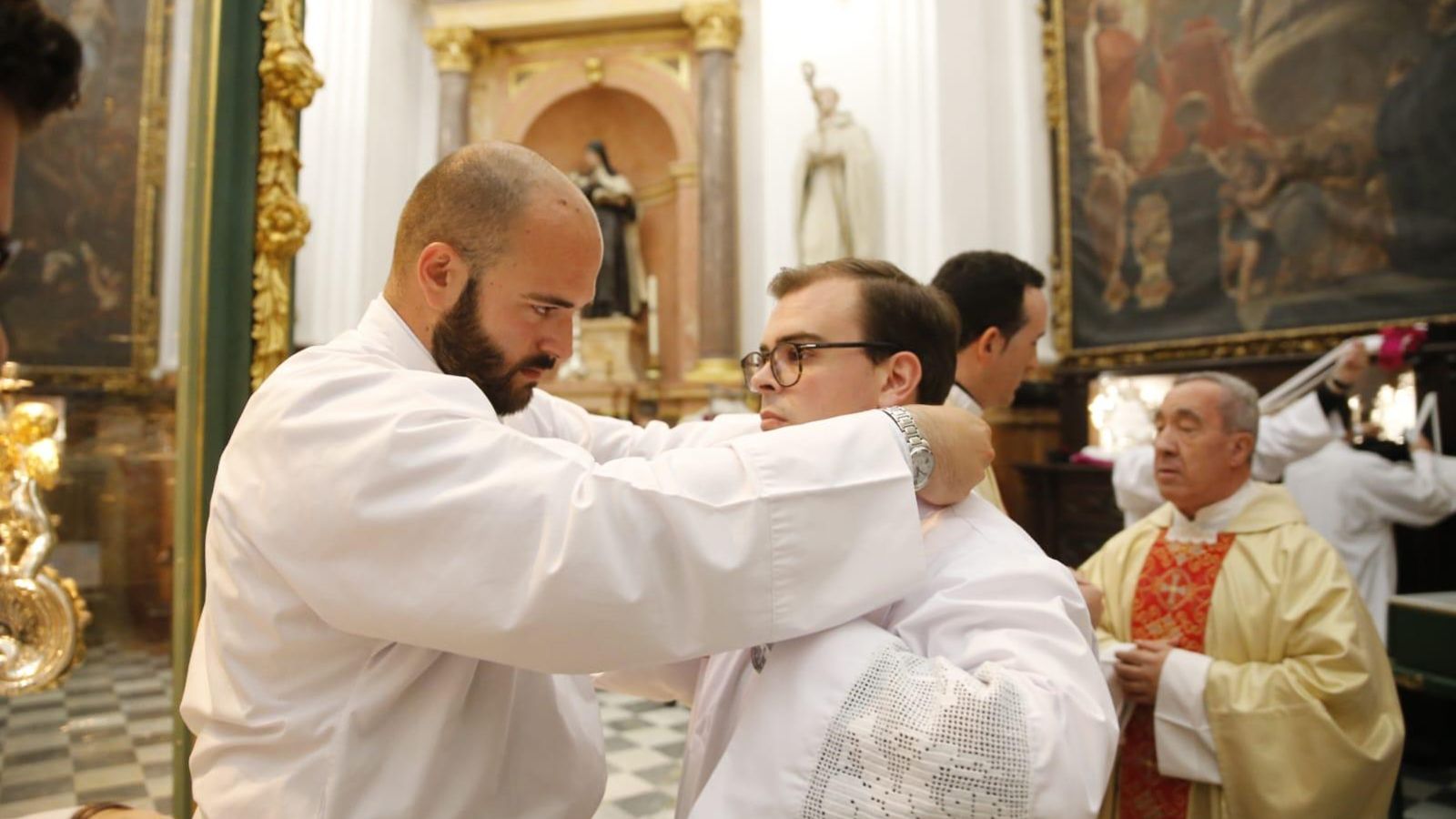 Francisco Daniel Fernández, con gafas, se prepara para ser ordenado diácono