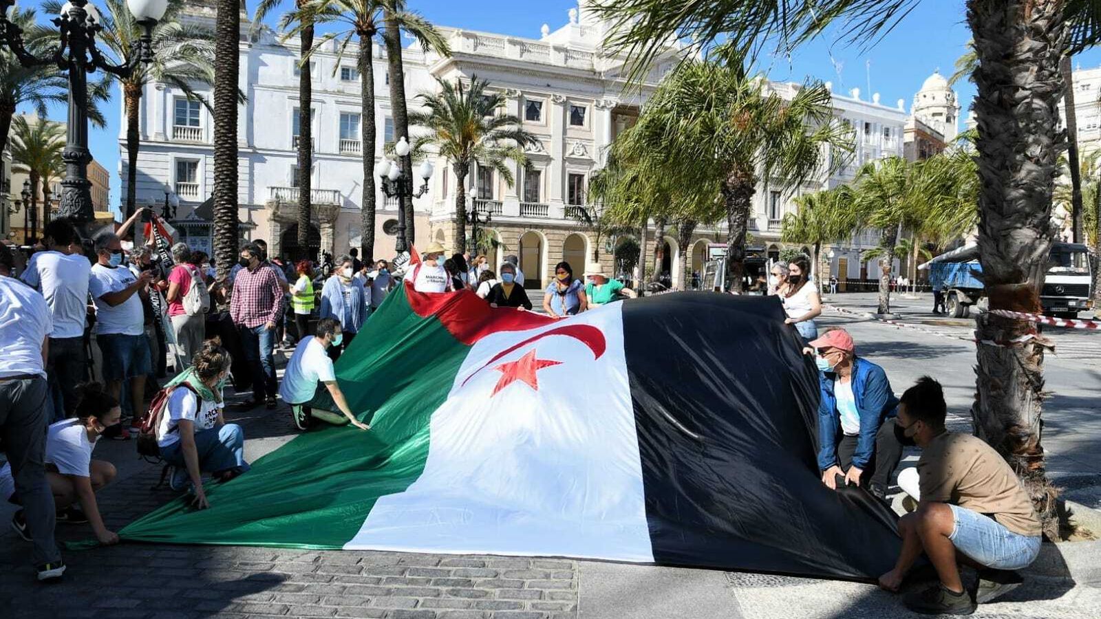 Una bandera de la República Árabe Saharaui Democrática desplegada en San Juan de Dios.
