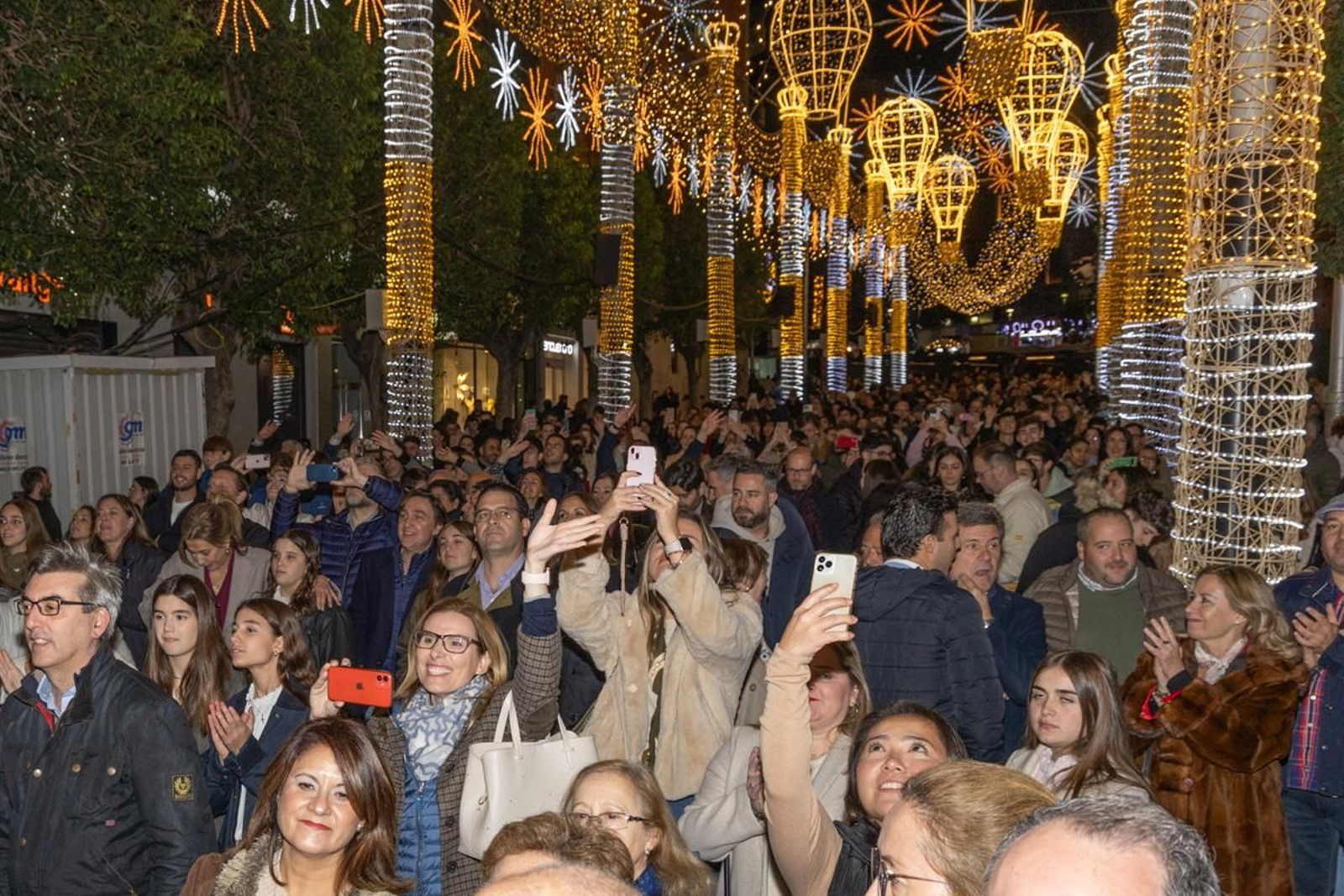 Jaén enciende su Navidad con sus habitantes echados a la calle