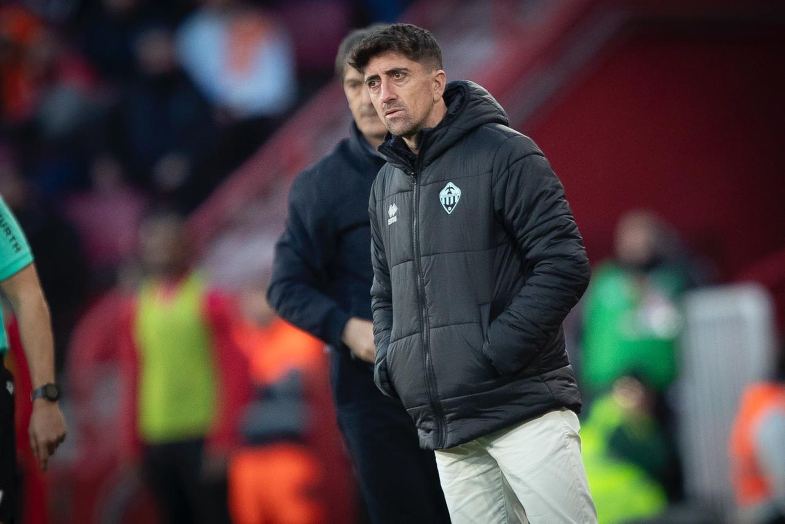 Pablo Hernández observando desde el banquillo la actuación de los suyos.