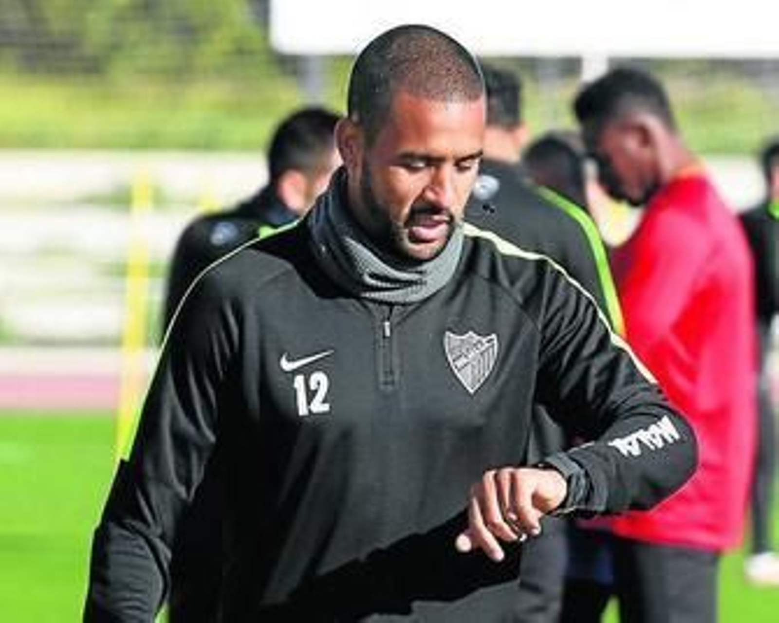 Tissone mira el reloj en una sesión.